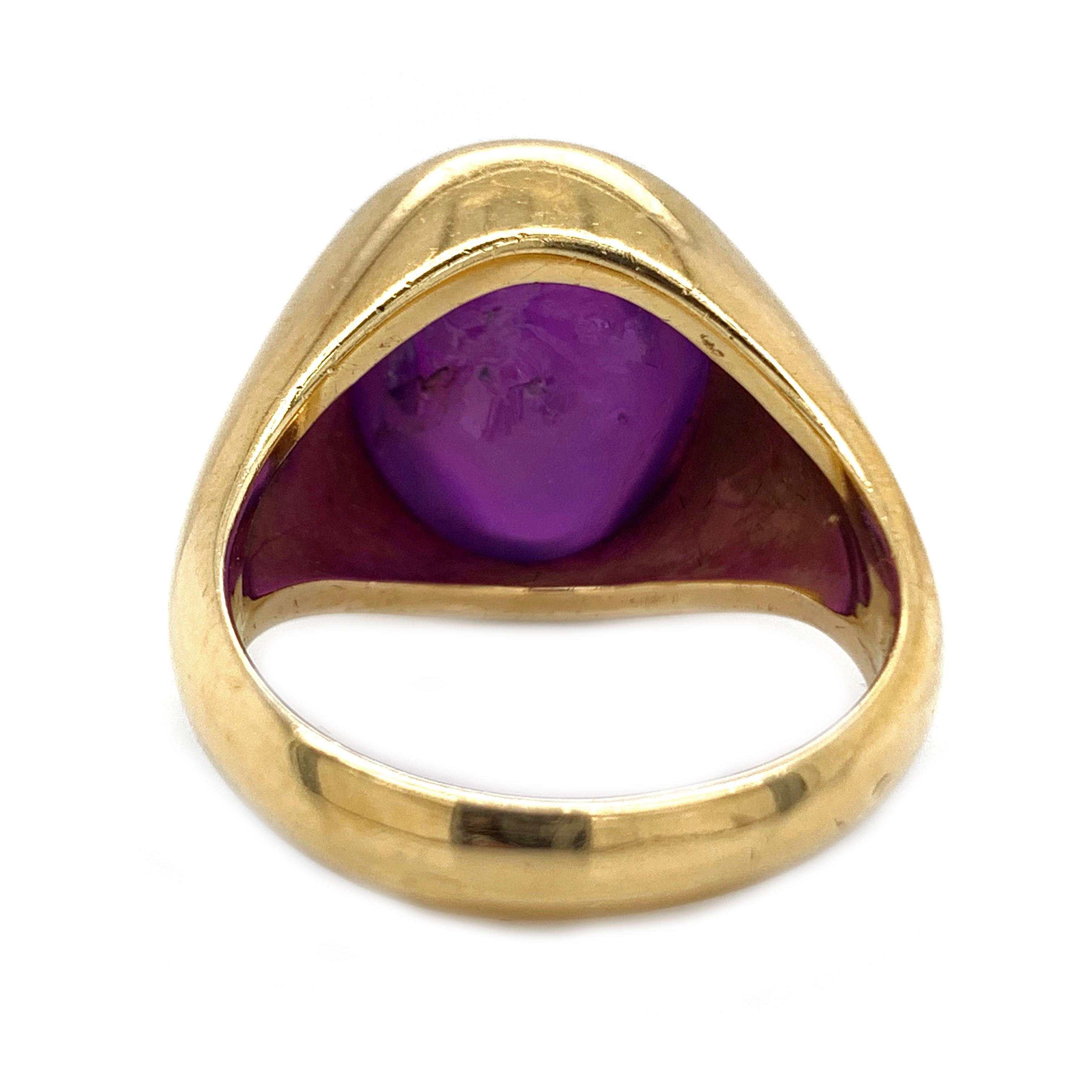 An elegant, 18kt yellow gold ring with a beautiful 21.36ct purple star sapphire. In, a beautiful polished yellow gold finish the ring and it is a US ring size 9 and only weighs 19.8grams. These, ring is in excellent conditions with no damages or