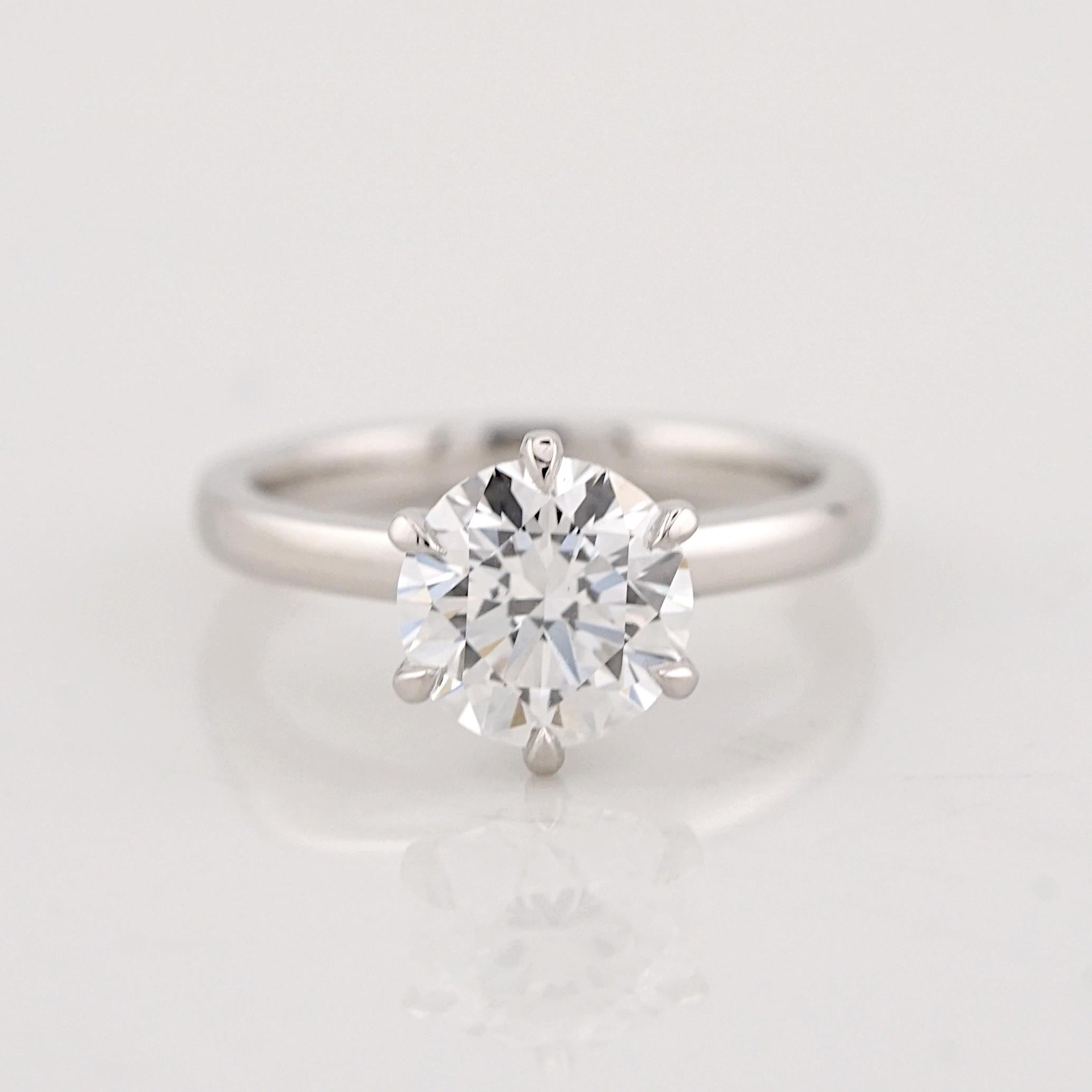 Cette bague raffinée en or 18 carats met en valeur un diamant rond de taille brillant certifié GIA pesant 1,90 carats. Avec une couleur D parfaite et une clarté VS2, la pierre témoigne de sa qualité remarquable. L'excellente taille, la symétrie et