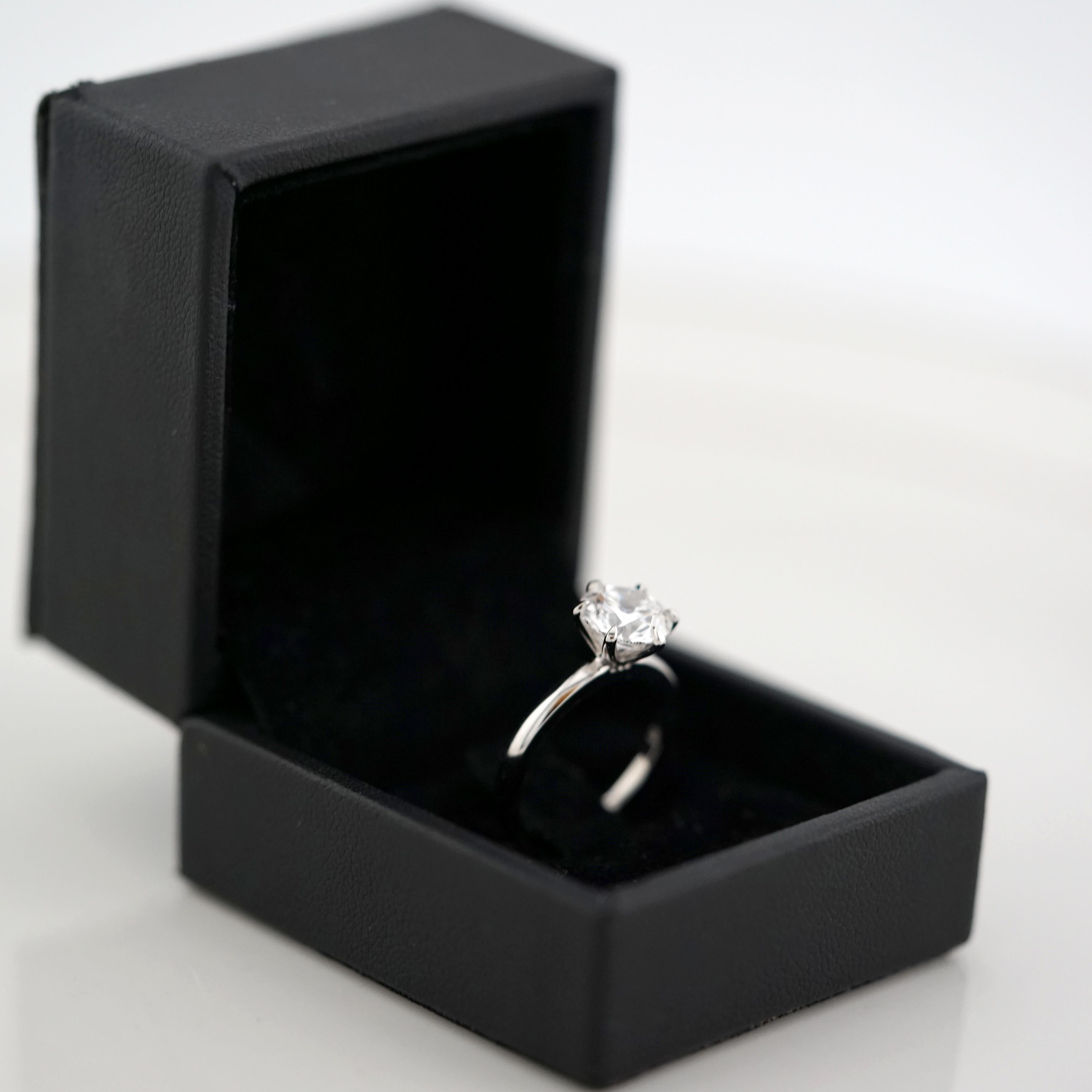 Bague solitaire en or certifiée GIA avec diamants taille ronde de 1,90 carat D VS2 Pour femmes en vente