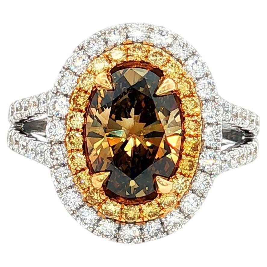 GIA-zertifizierter, 1,90 Karat schwerer, ovaler Diamant in der Farbe „Fancy Deep Brown-Yellow“ mit doppeltem Halo aus 18 Karat Gold