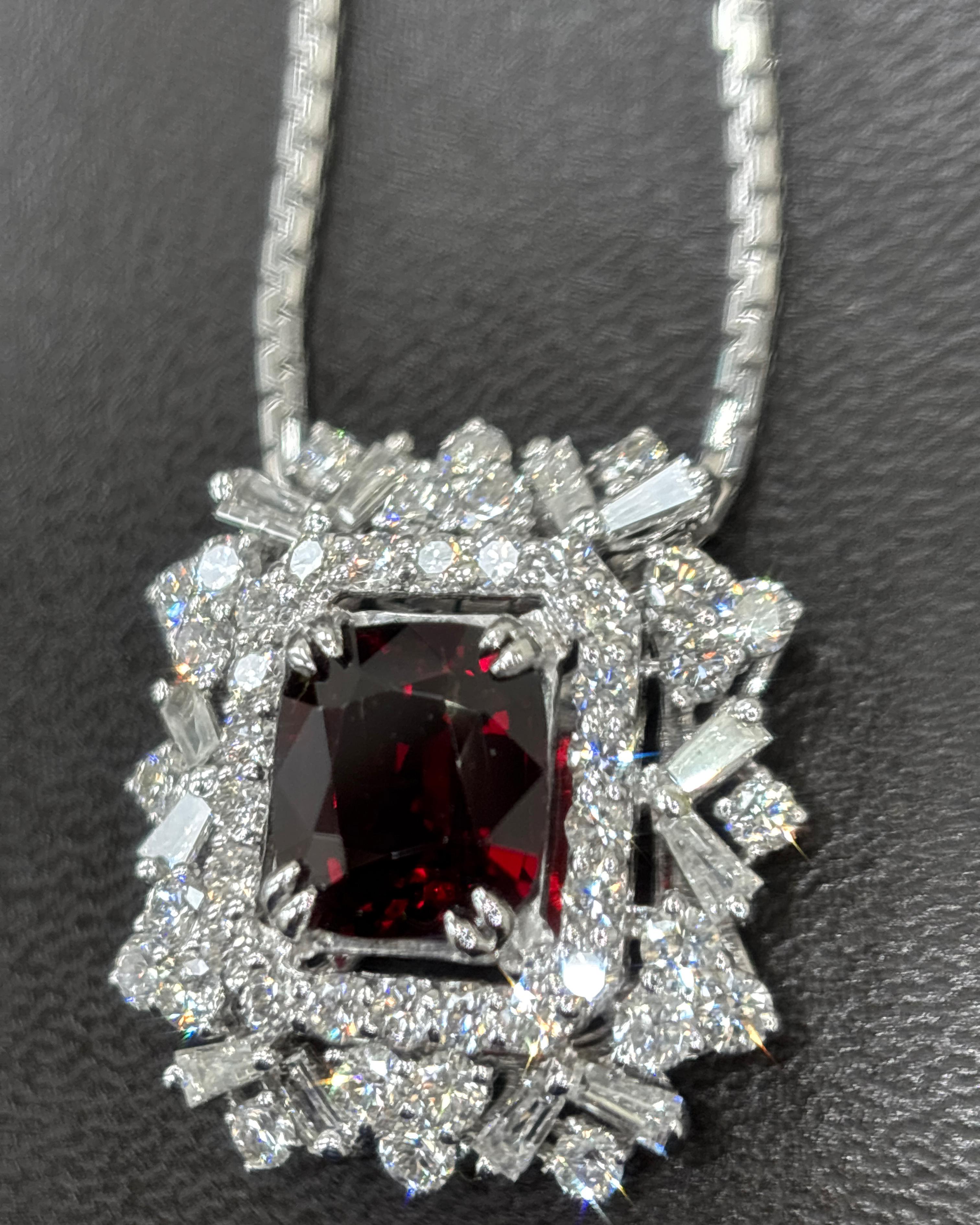 GIA Certified 1.91 Carat Burma No Heat Red Spinel White Diamond Pendant Necklace Corte cojín en venta