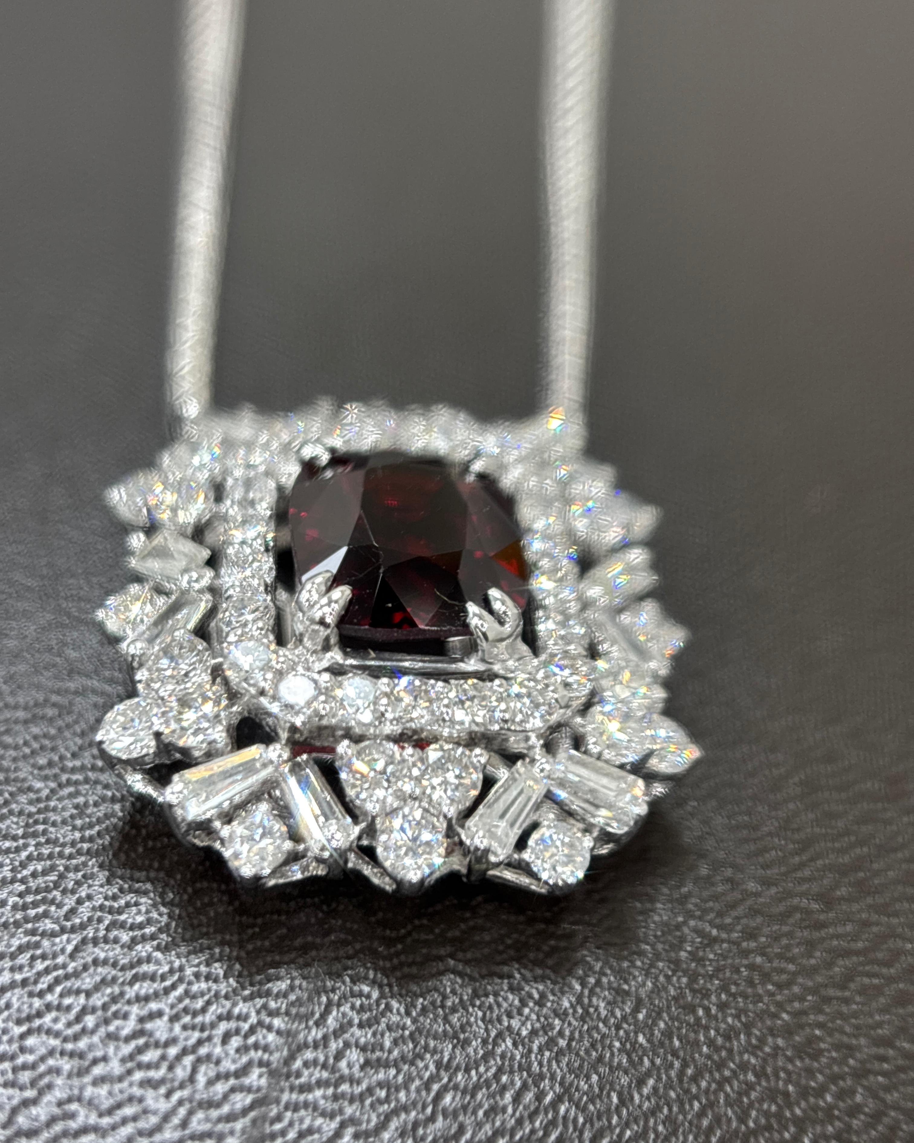 GIA Certified 1.91 Carat Burma No Heat Red Spinel White Diamond Pendant Necklace en Nuevo estado para la venta en Kowloon, HK