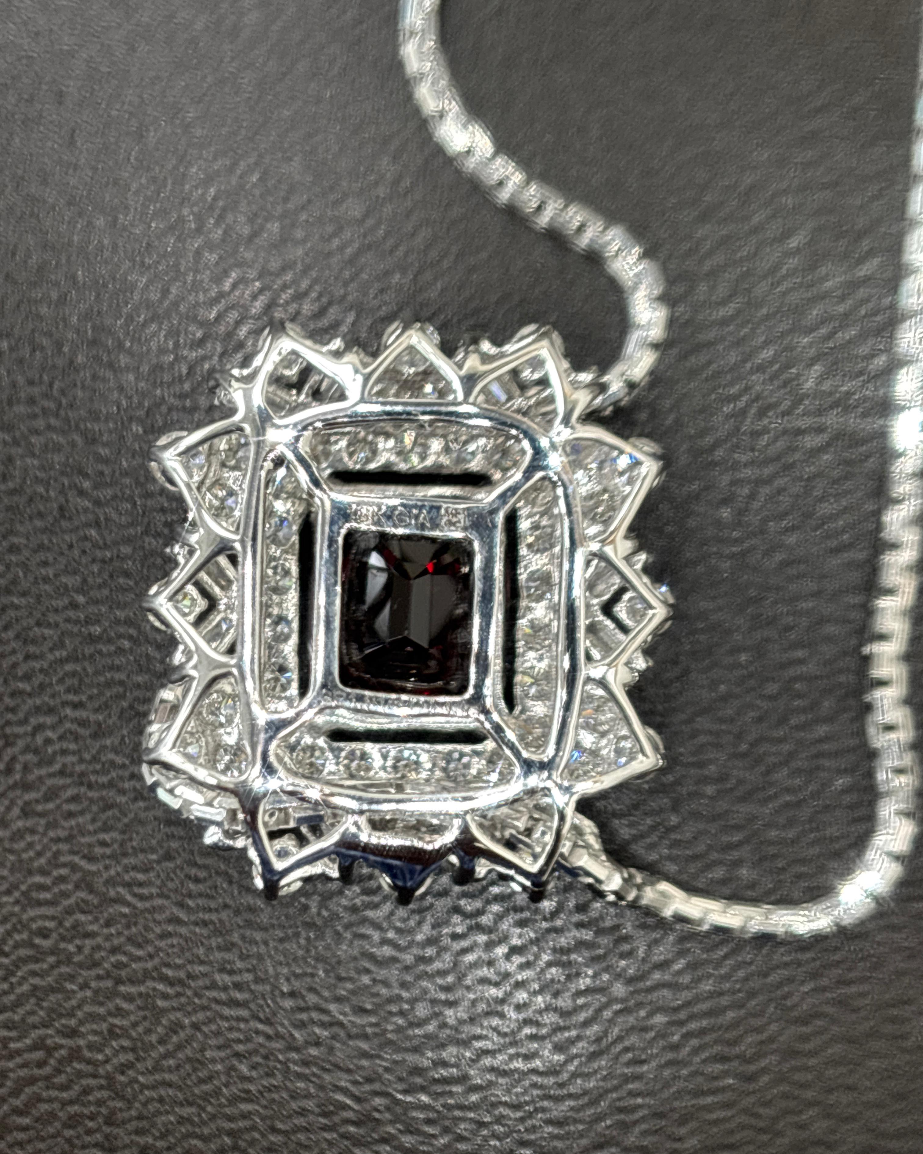 Femenino o masculino GIA Certified 1.91 Carat Burma No Heat Red Spinel White Diamond Pendant Necklace en venta