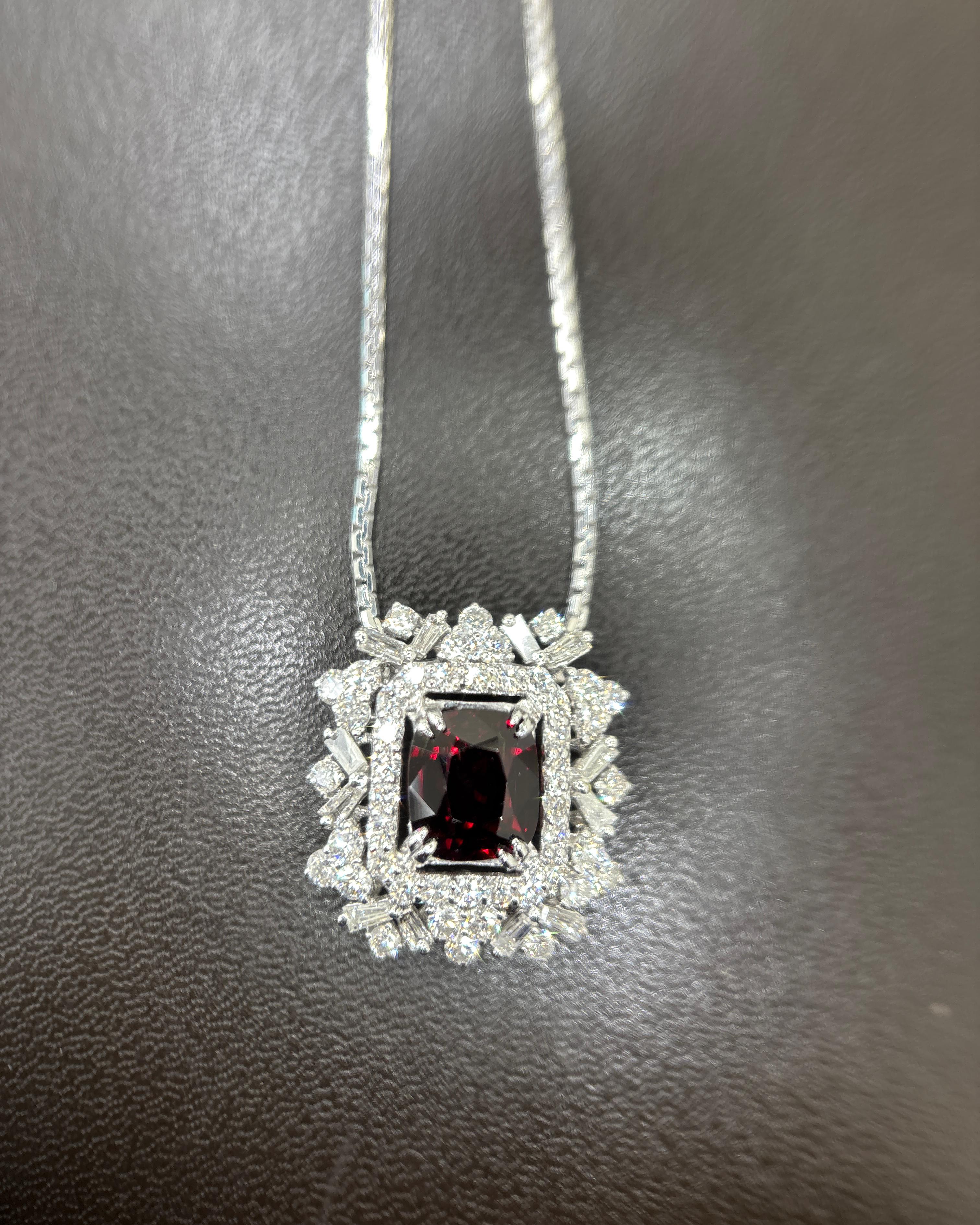 GIA Certified 1.91 Carat Burma No Heat Red Spinel White Diamond Pendant Necklace en venta 1