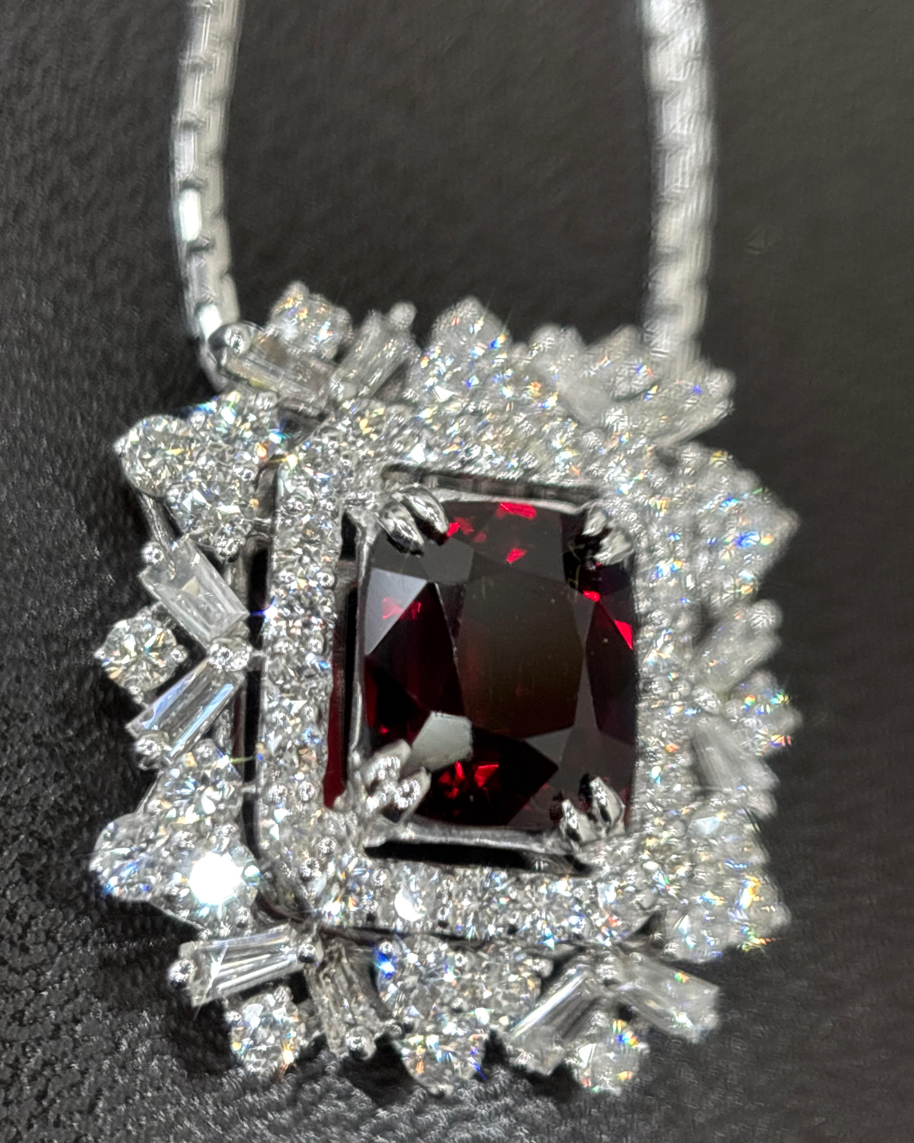 GIA Certified 1.91 Carat Burma No Heat Red Spinel White Diamond Pendant Necklace en venta 2