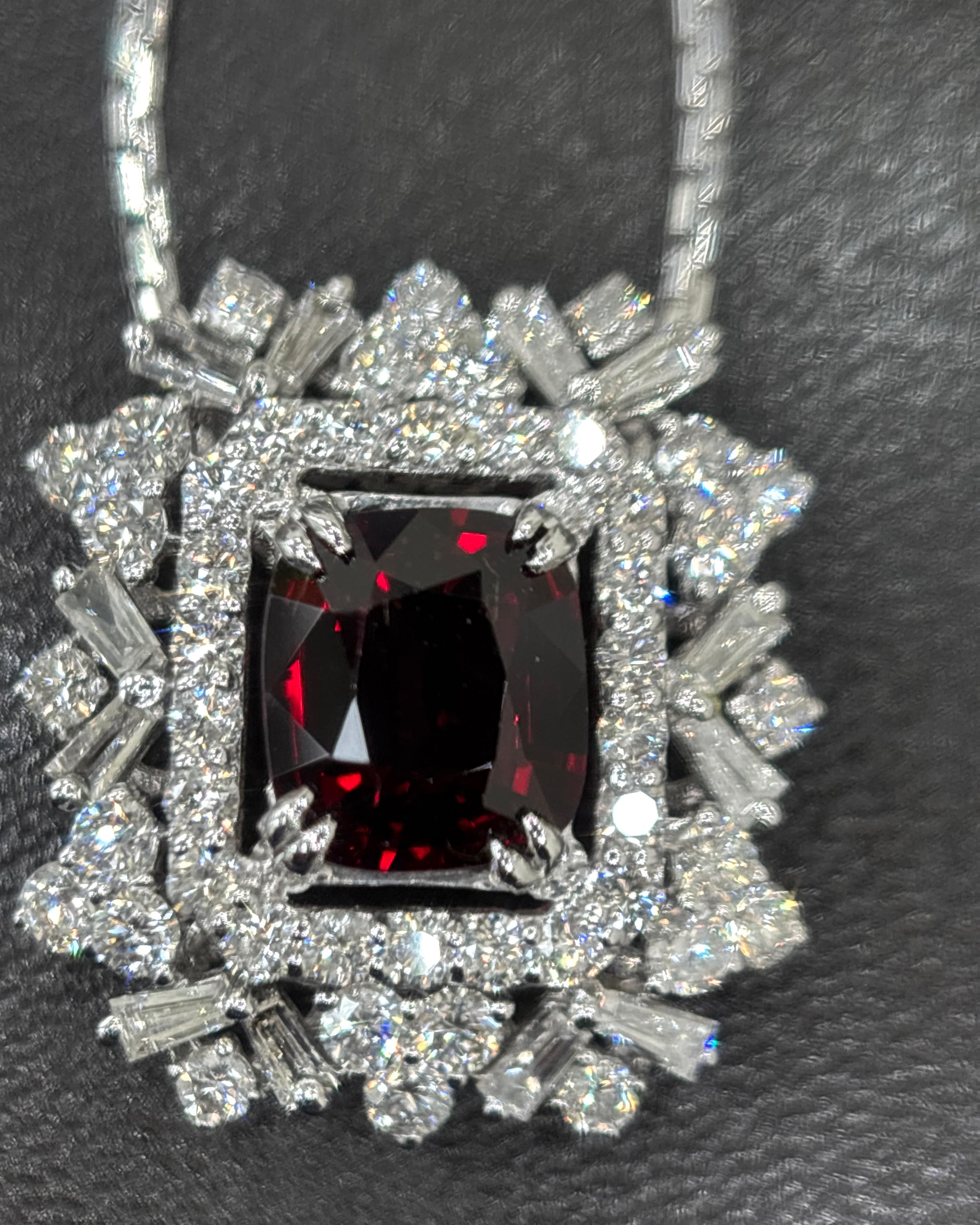 GIA Certified 1.91 Carat Burma No Heat Red Spinel White Diamond Pendant Necklace en venta 3