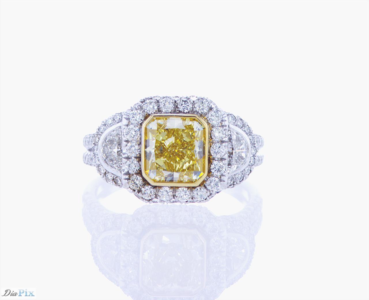 Modifizierter gelber Brillantring mit 1,91ct Schliff, GIA-Zertifikat # 5111396659 mit 0,40ct Gesamtgewicht an Halbmond-Diamanten und 0,96ct Gesamtgewicht an  Runde Brillanten in einer Platinfassung mit einer Lünette aus 18k Gelbgold.
