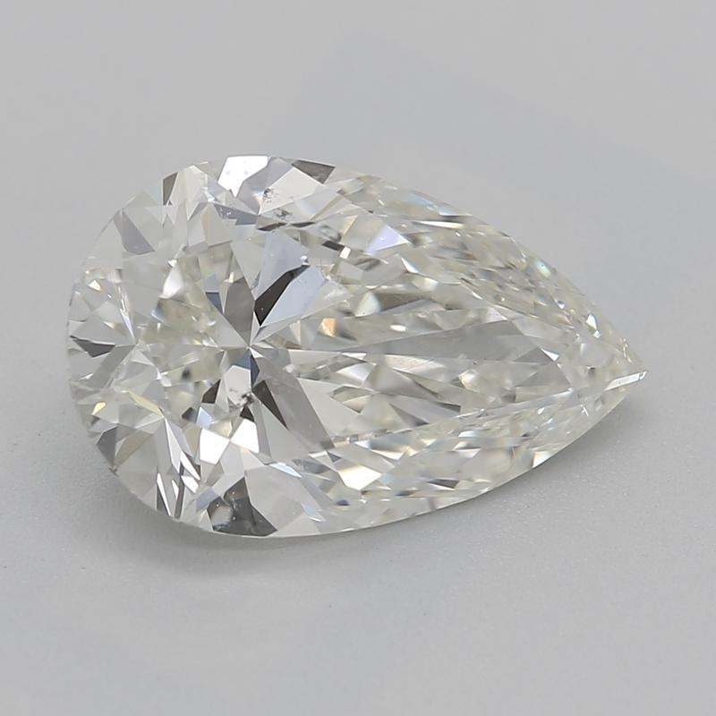 Rehaussez votre collection de bijoux avec cette superbe bague en diamant, mettant en valeur une captivante pierre centrale en poire J SI2 pesant 1,91. Son design unique se caractérise par une monture à griffes qui enserre solidement le diamant,