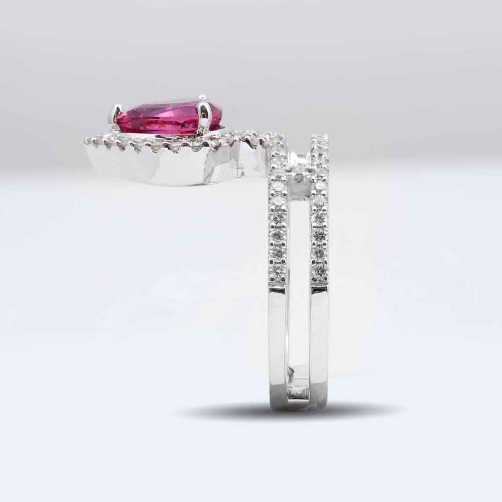 Taille poire Pierre rubis rouge naturel non chauffé de 1,93 carat dans une bague de 14 carats avec diamants / rapport GIA en vente