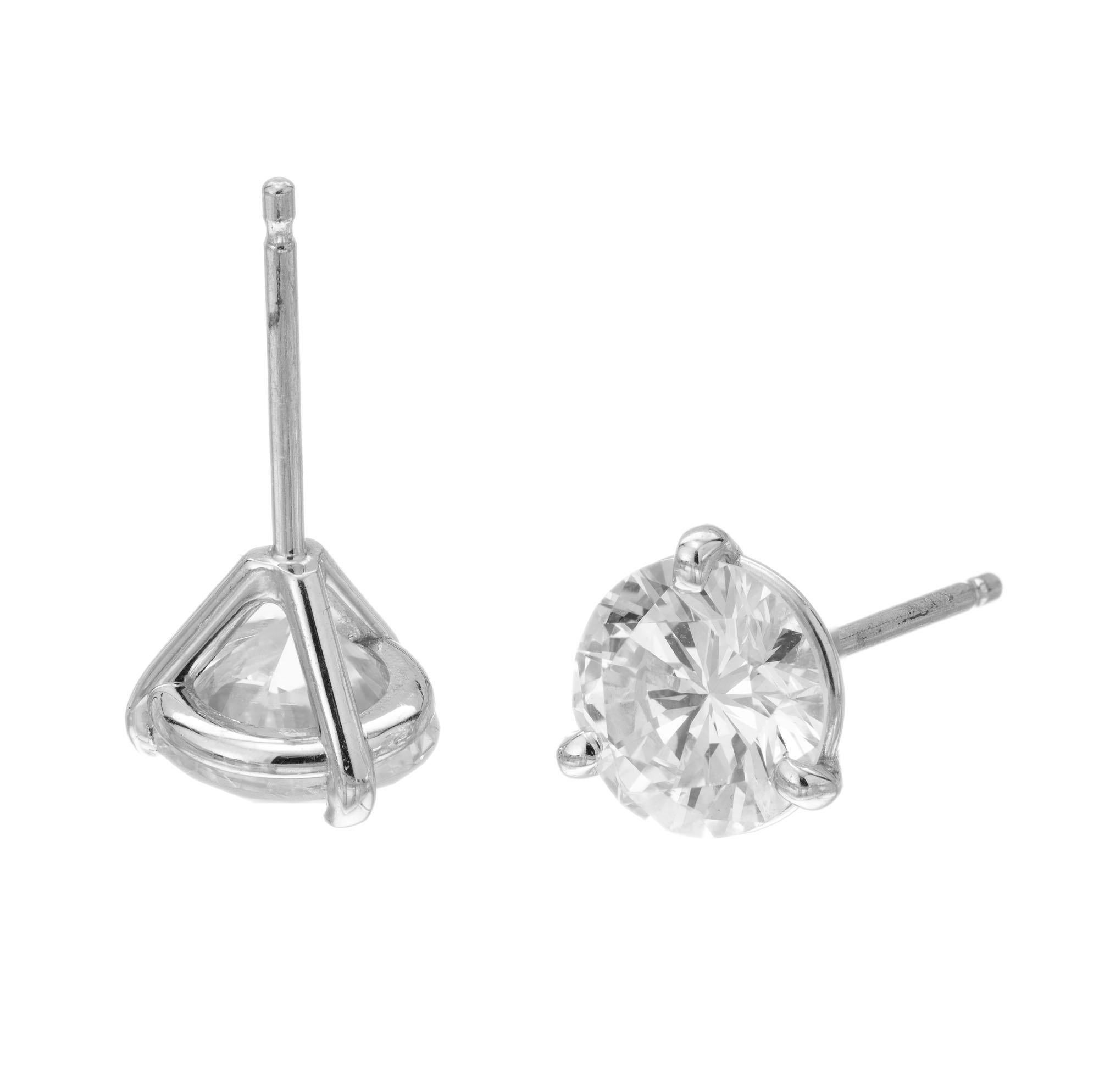 Taille ronde Clous d'oreilles en platine à trois griffes avec diamants certifiés GIA de 1,94 carat en vente