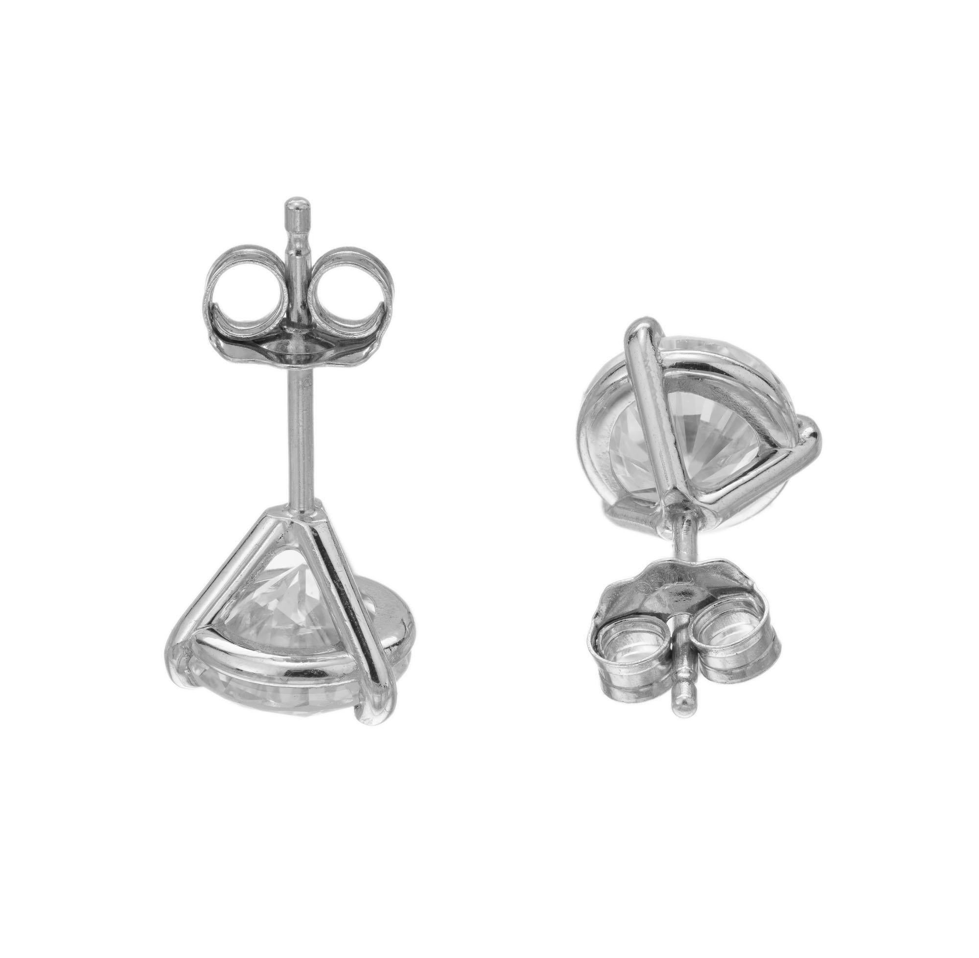 Clous d'oreilles en platine à trois griffes avec diamants certifiés GIA de 1,94 carat Excellent état - En vente à Stamford, CT