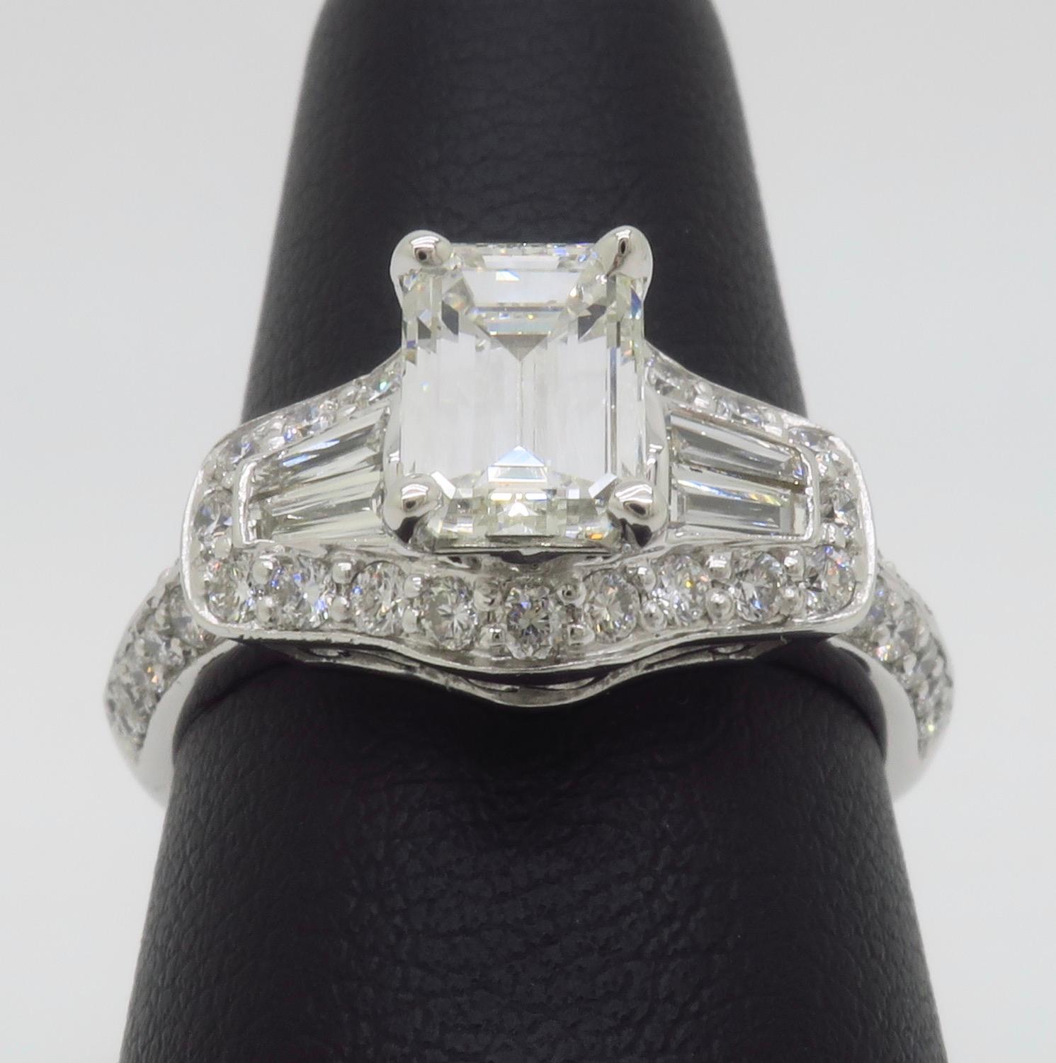 Anello con diamante taglio smeraldo certificato GIA 1.94CTW con incastonatura a cerchio in vendita 5
