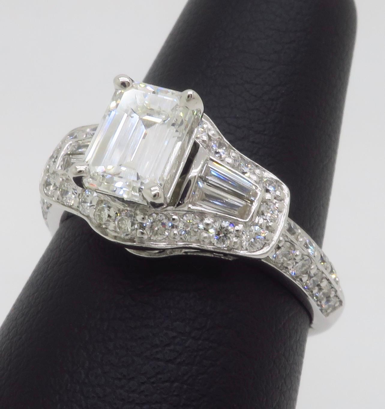 Anello con diamante taglio smeraldo certificato GIA 1.94CTW con incastonatura a cerchio in vendita 6