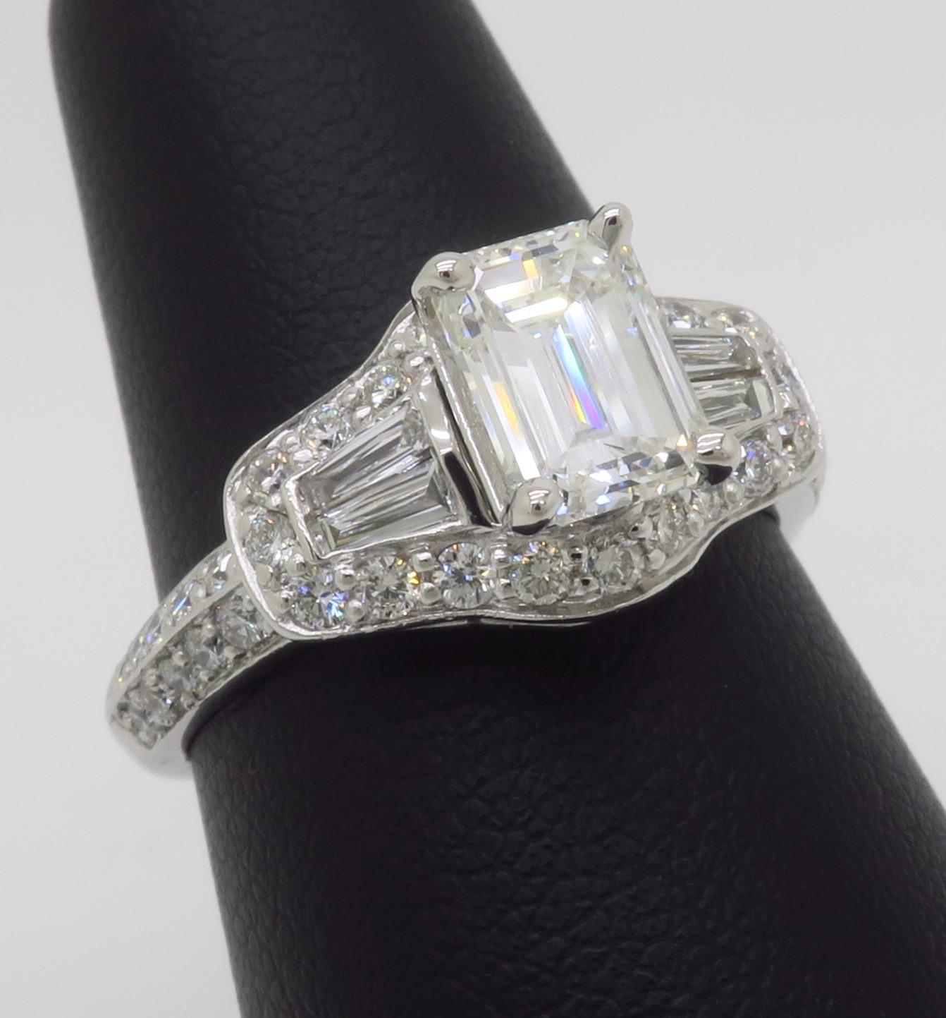 Anello con diamante taglio smeraldo certificato GIA 1.94CTW con incastonatura a cerchio in vendita 7
