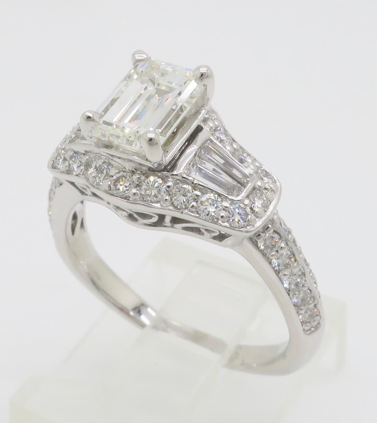 Anello con diamante taglio smeraldo certificato GIA 1.94CTW con incastonatura a cerchio in vendita 9