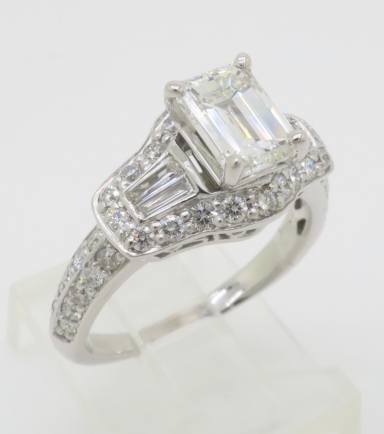 Anello con diamante taglio smeraldo certificato GIA 1.94CTW con incastonatura a cerchio in vendita 12