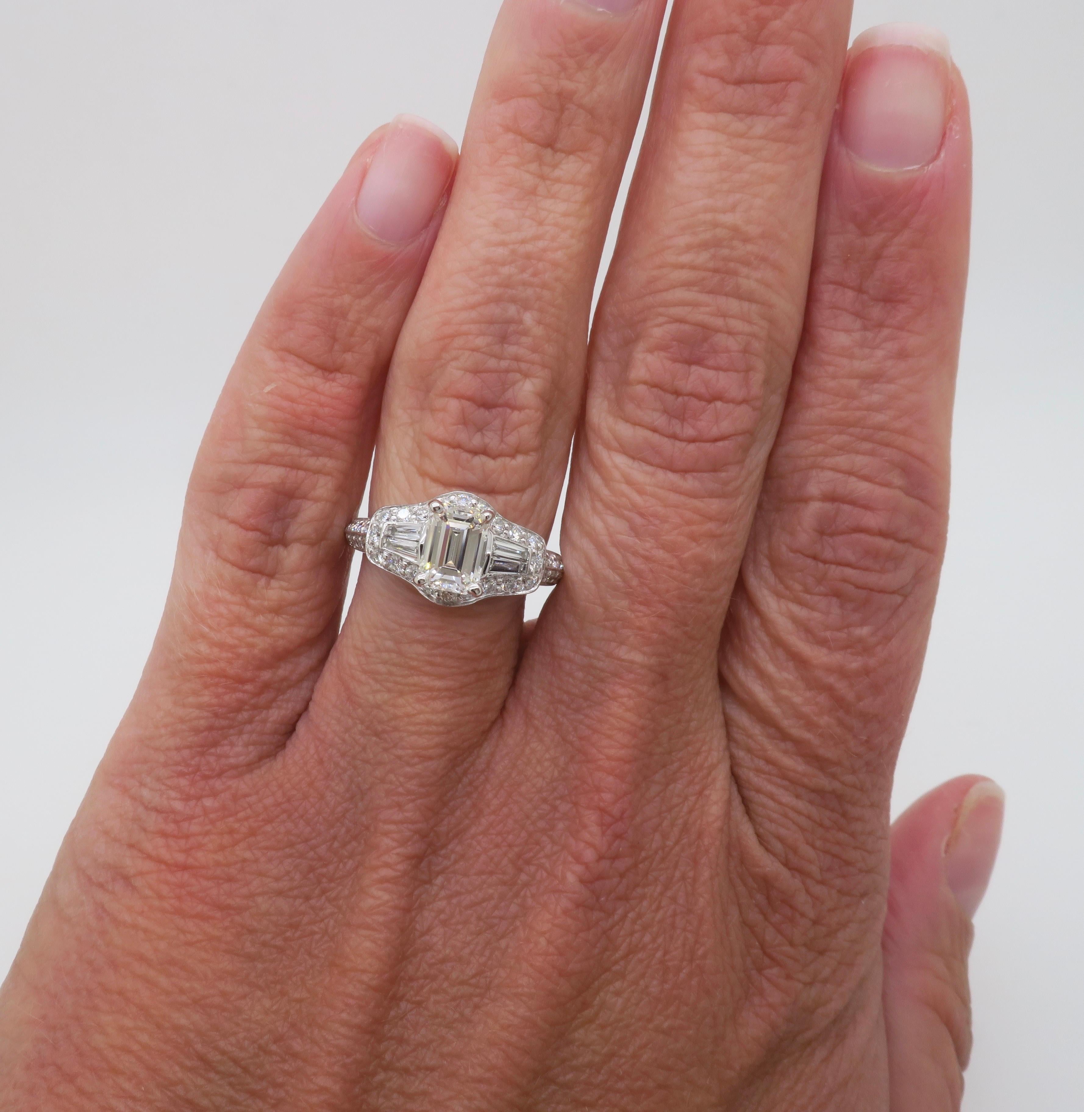 Stupendo anello con diamante taglio smeraldo certificato GIA e realizzato con 1,94ctw di diamanti Earth Mined. 

Peso in carati del diamante centrale: 1.09ct Estrazione terrestre
Taglio del diamante centrale: Taglio smeraldo 
Colore del diamante