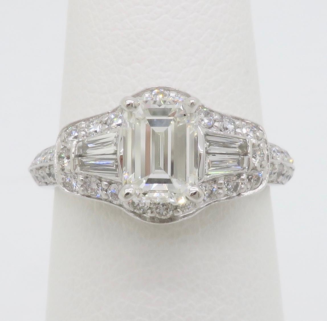 Taglio smeraldo Anello con diamante taglio smeraldo certificato GIA 1.94CTW con incastonatura a cerchio in vendita