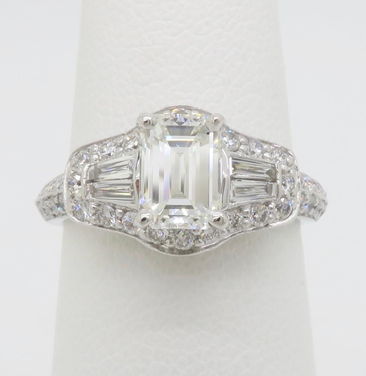 Anello con diamante taglio smeraldo certificato GIA 1.94CTW con incastonatura a cerchio In condizioni Nuovo in vendita a Webster, NY
