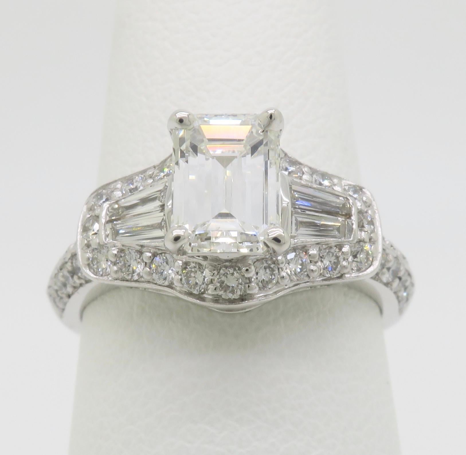 Donna Anello con diamante taglio smeraldo certificato GIA 1.94CTW con incastonatura a cerchio in vendita