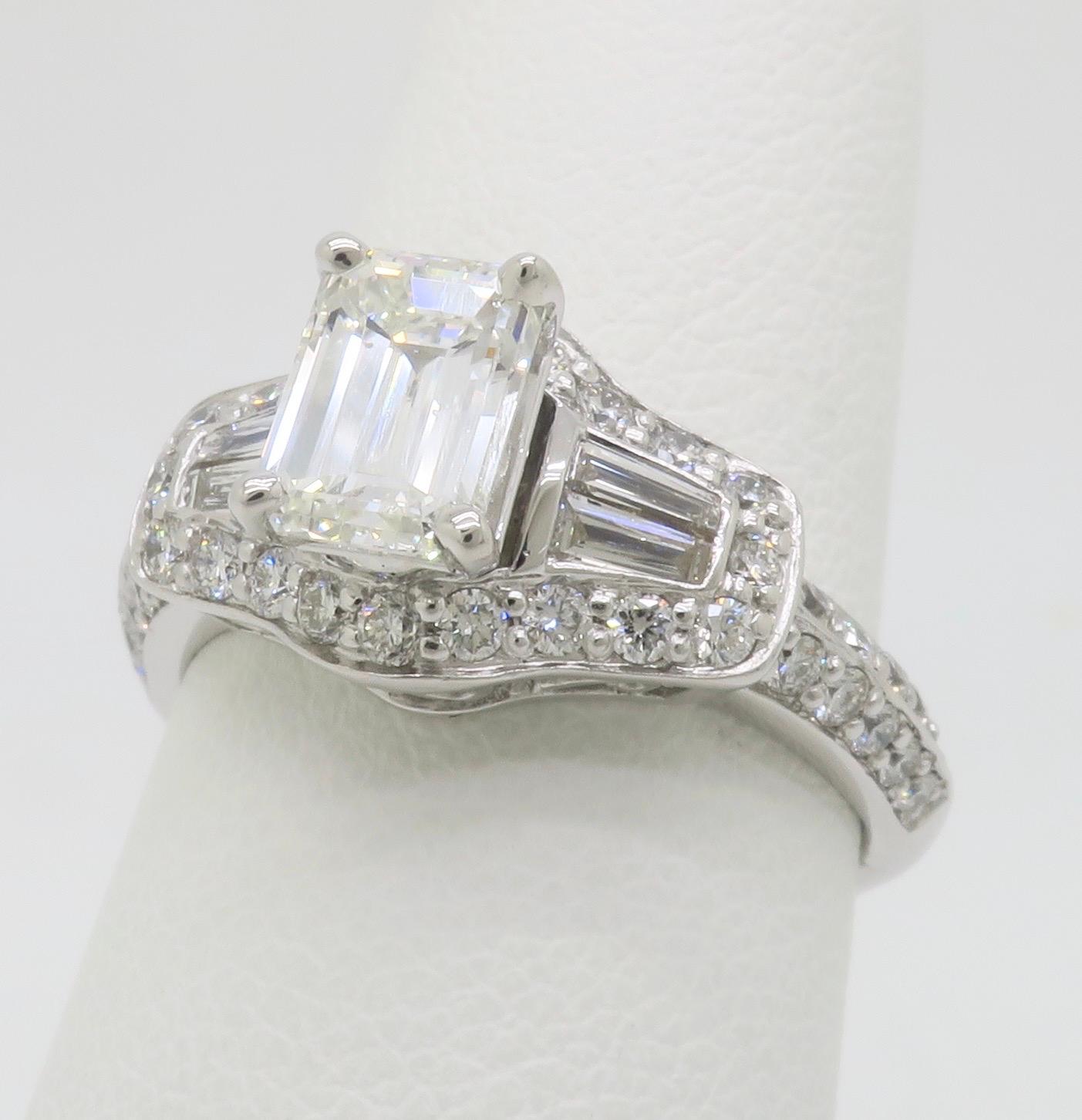 Anello con diamante taglio smeraldo certificato GIA 1.94CTW con incastonatura a cerchio in vendita 1