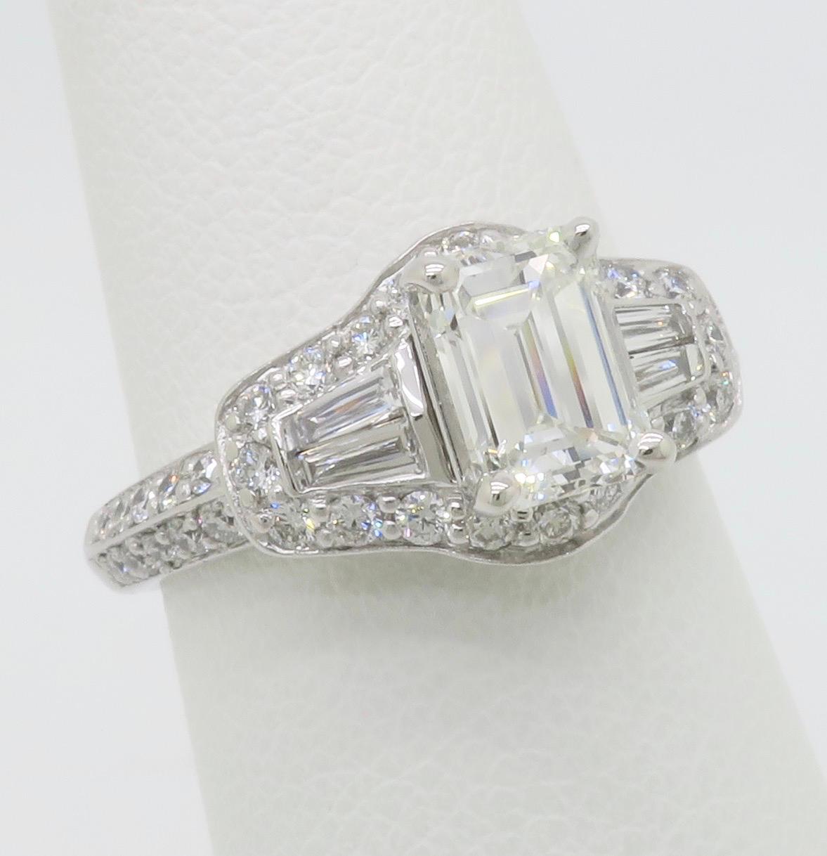 Anello con diamante taglio smeraldo certificato GIA 1.94CTW con incastonatura a cerchio in vendita 2