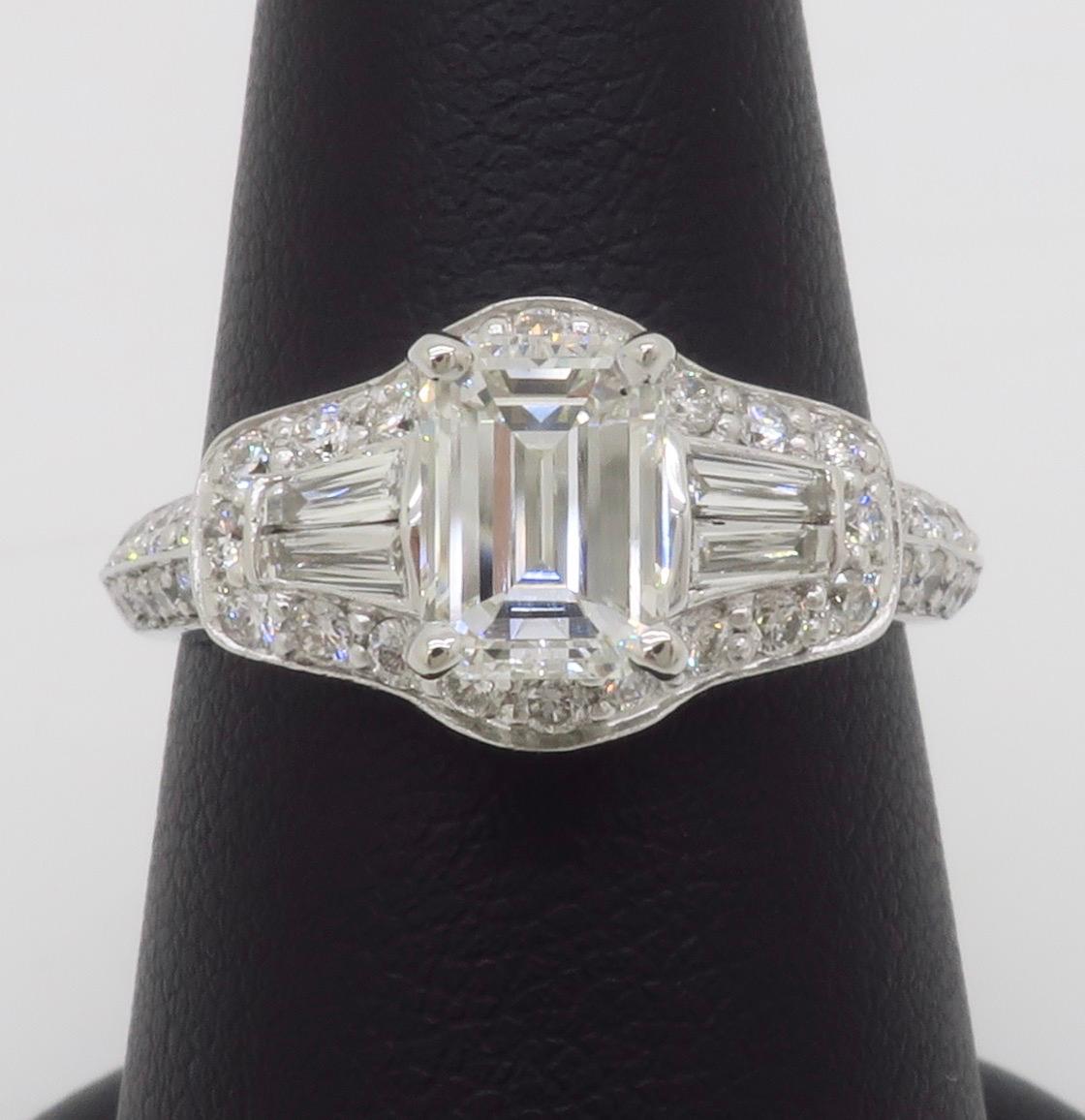 Anello con diamante taglio smeraldo certificato GIA 1.94CTW con incastonatura a cerchio in vendita 4