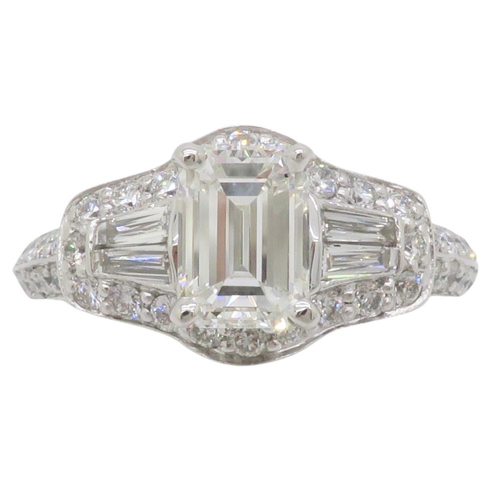 Anello con diamante taglio smeraldo certificato GIA 1.94CTW con incastonatura a cerchio in vendita