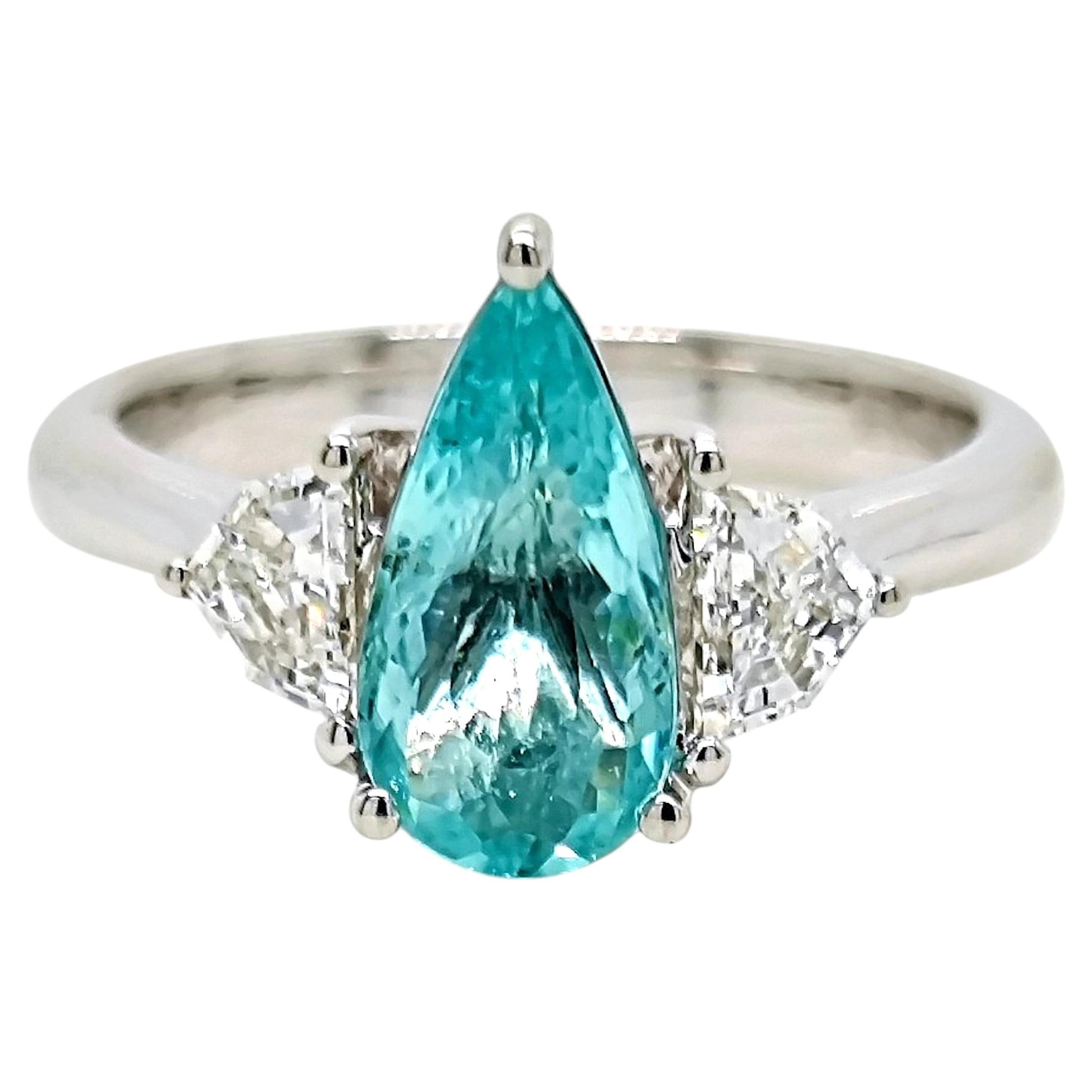 Anello in oro bianco con tormalina Paraiba certificata GIA da 1.95 carati e diamanti fantasia
