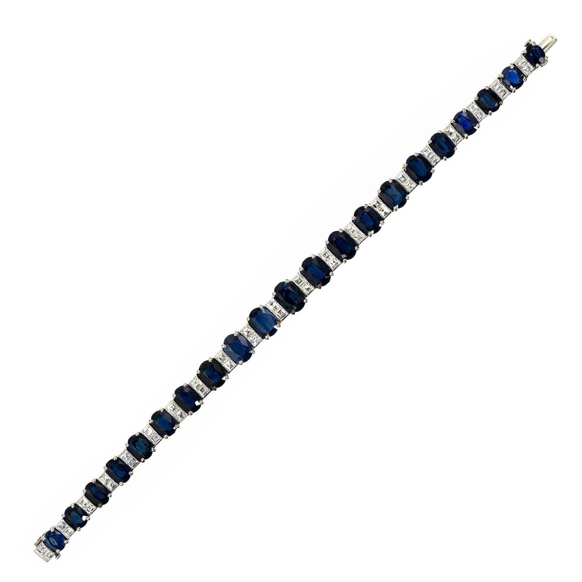Cet exquis bracelet en platine certifié GIA de 19,56 carats de saphir ovale et de diamant carré est un chef-d'œuvre d'élégance et d'art. Chacun des 21 splendides saphirs rayonne de teintes riches et profondes, harmonieusement associés à 42 étonnants