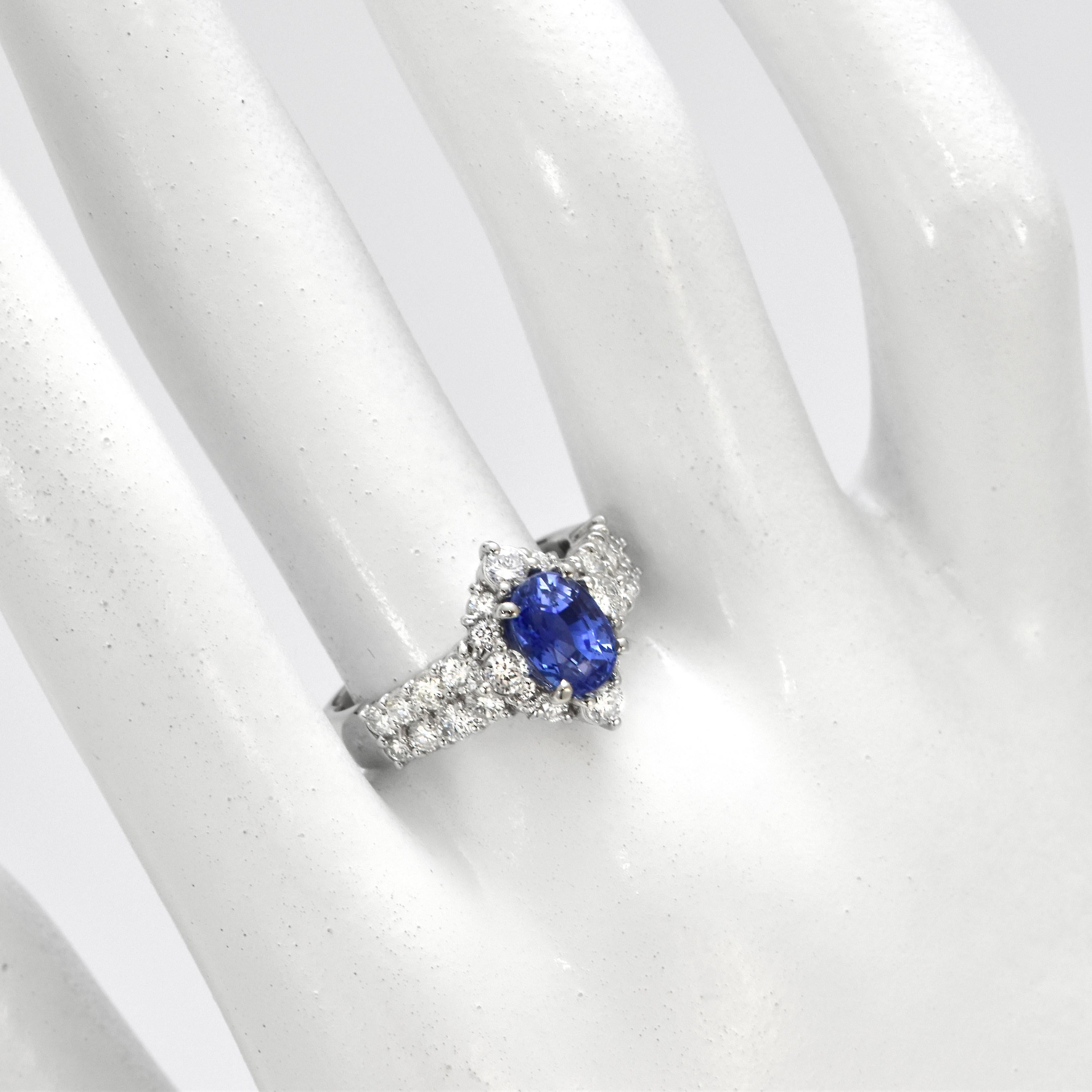 GIA Certified 1.96 Carat Unheated Sapphire and Diamond Ring made in Platinum In New Condition For Sale In Tokyo, JP