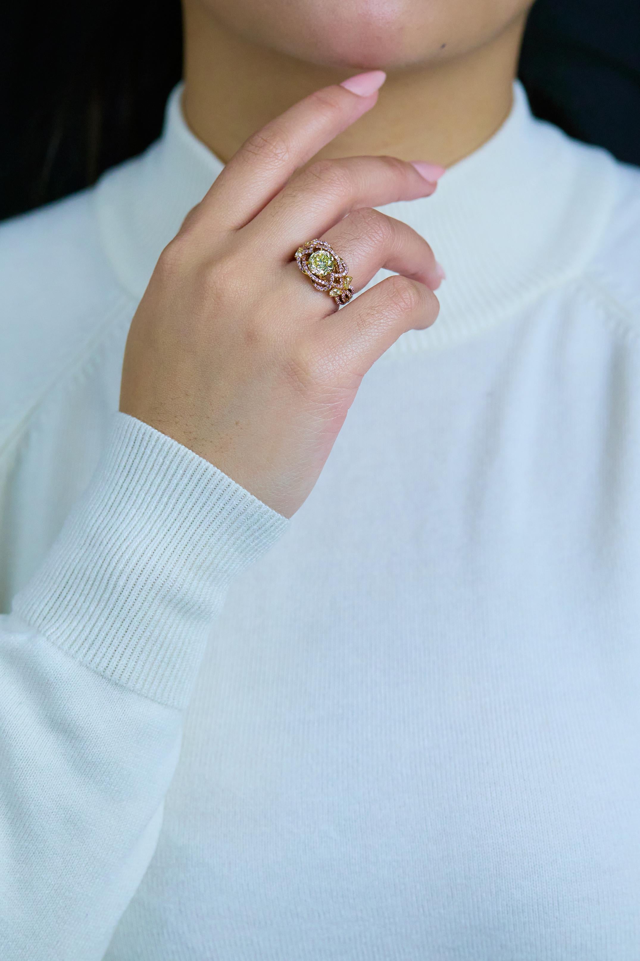 Taille ronde Bague de fiançailles certifiée GIA de 1,97 carats de diamant jaune à taille ronde et brillante en vente