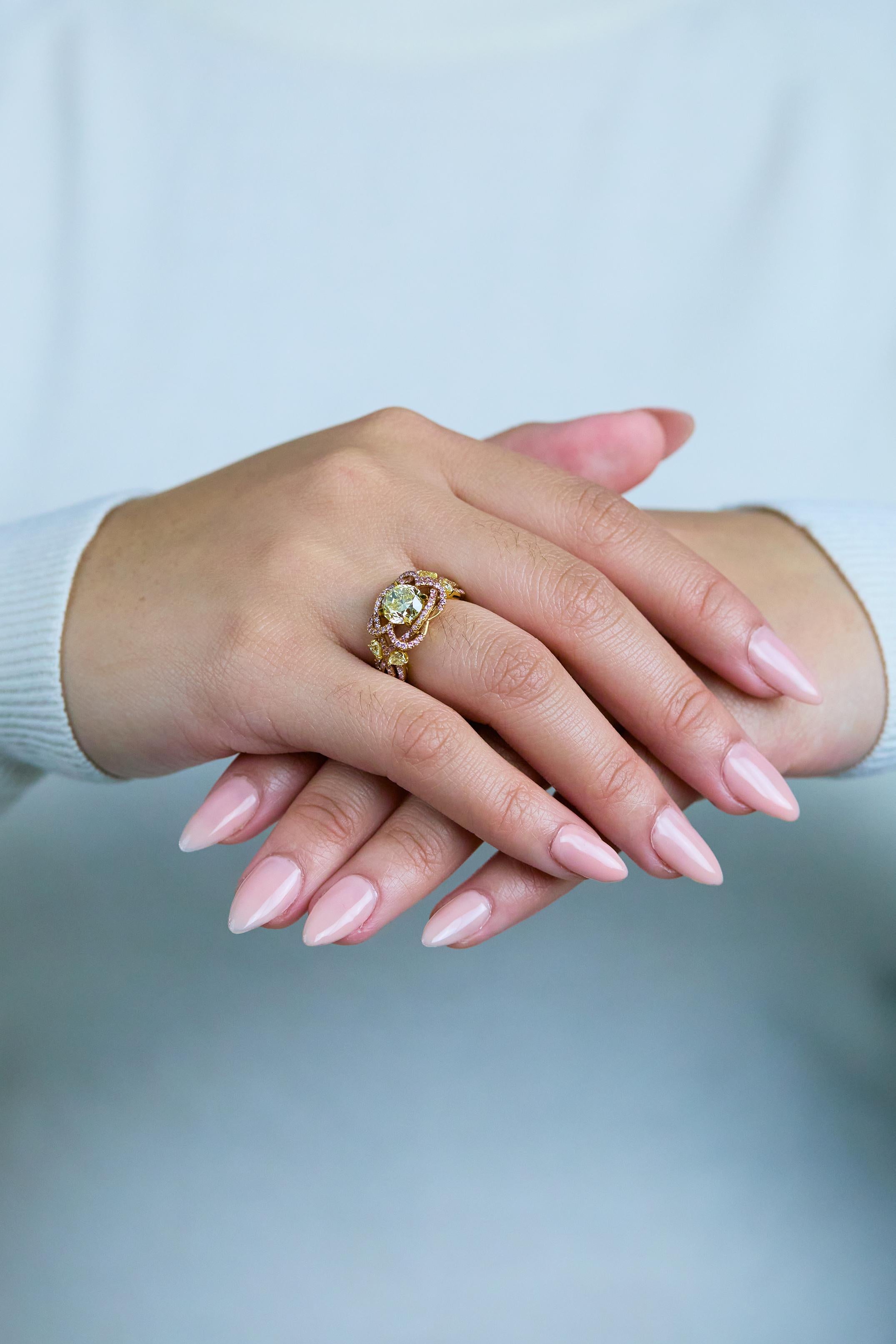 Bague de fiançailles certifiée GIA de 1,97 carats de diamant jaune à taille ronde et brillante Neuf - En vente à New York, NY