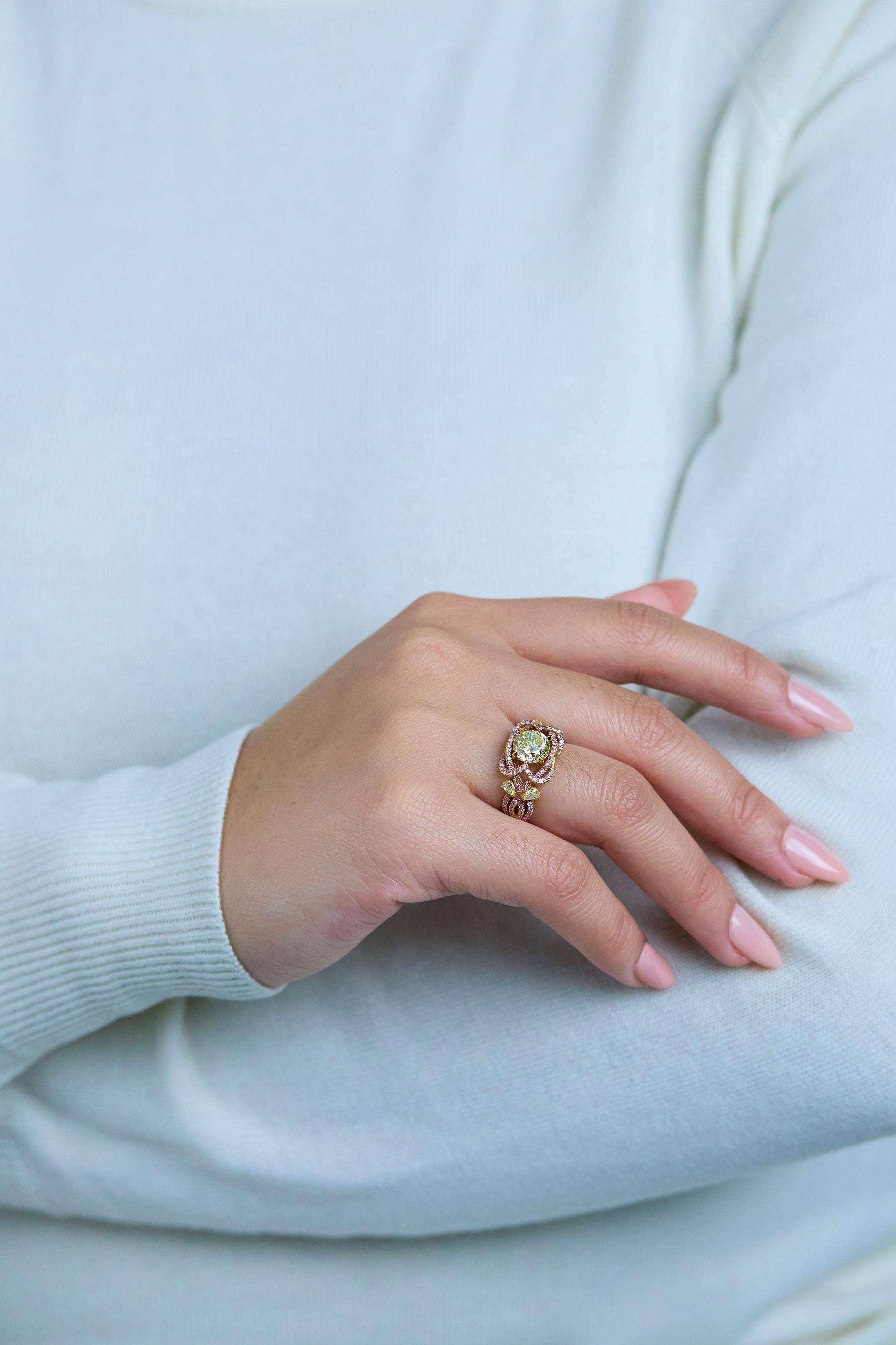 Bague de fiançailles certifiée GIA de 1,97 carats de diamant jaune à taille ronde et brillante Pour femmes en vente