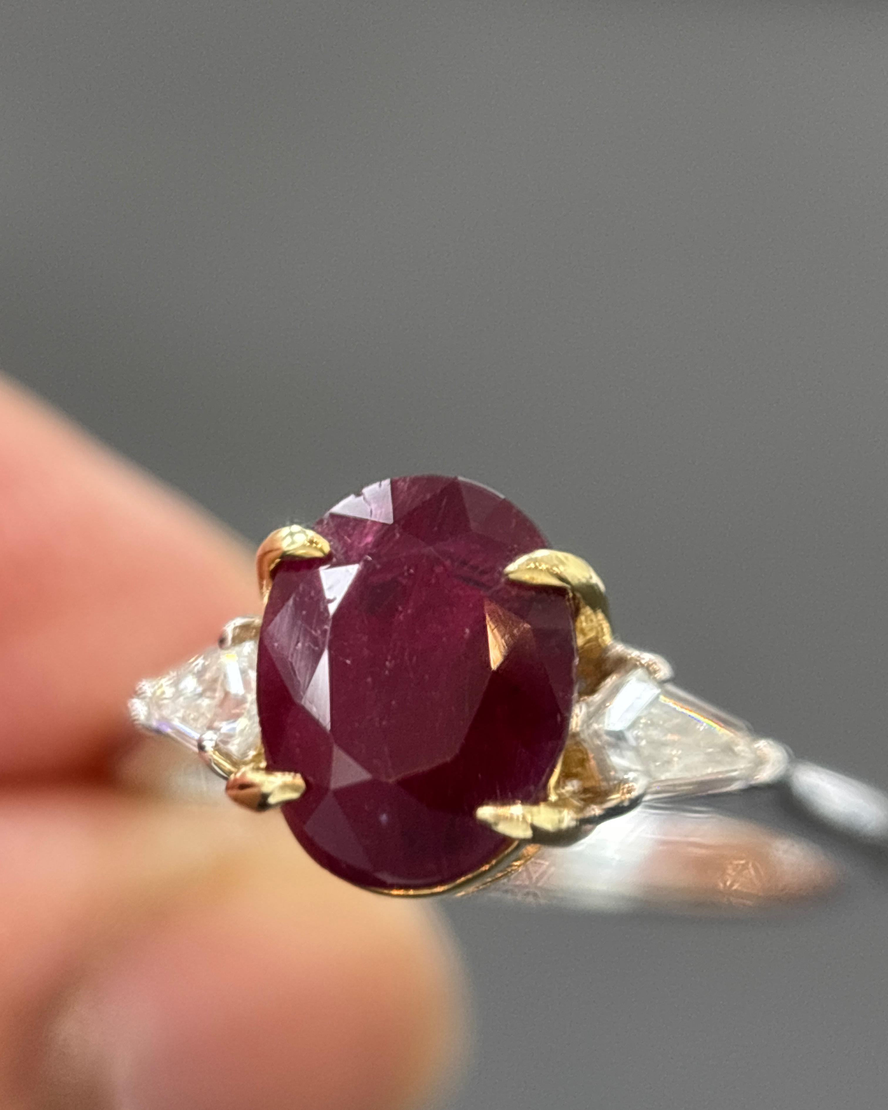 GIA Certified 1.98 Carat No-Heat Burmese Ruby and Diamond Ring in 18k White and Yellow Gold – Rare, Untreated, Collectible

Experience the fiery elegance of one of the world’s rarest gemstones with this GIA-certified 1.98 carat natural Burma ruby,