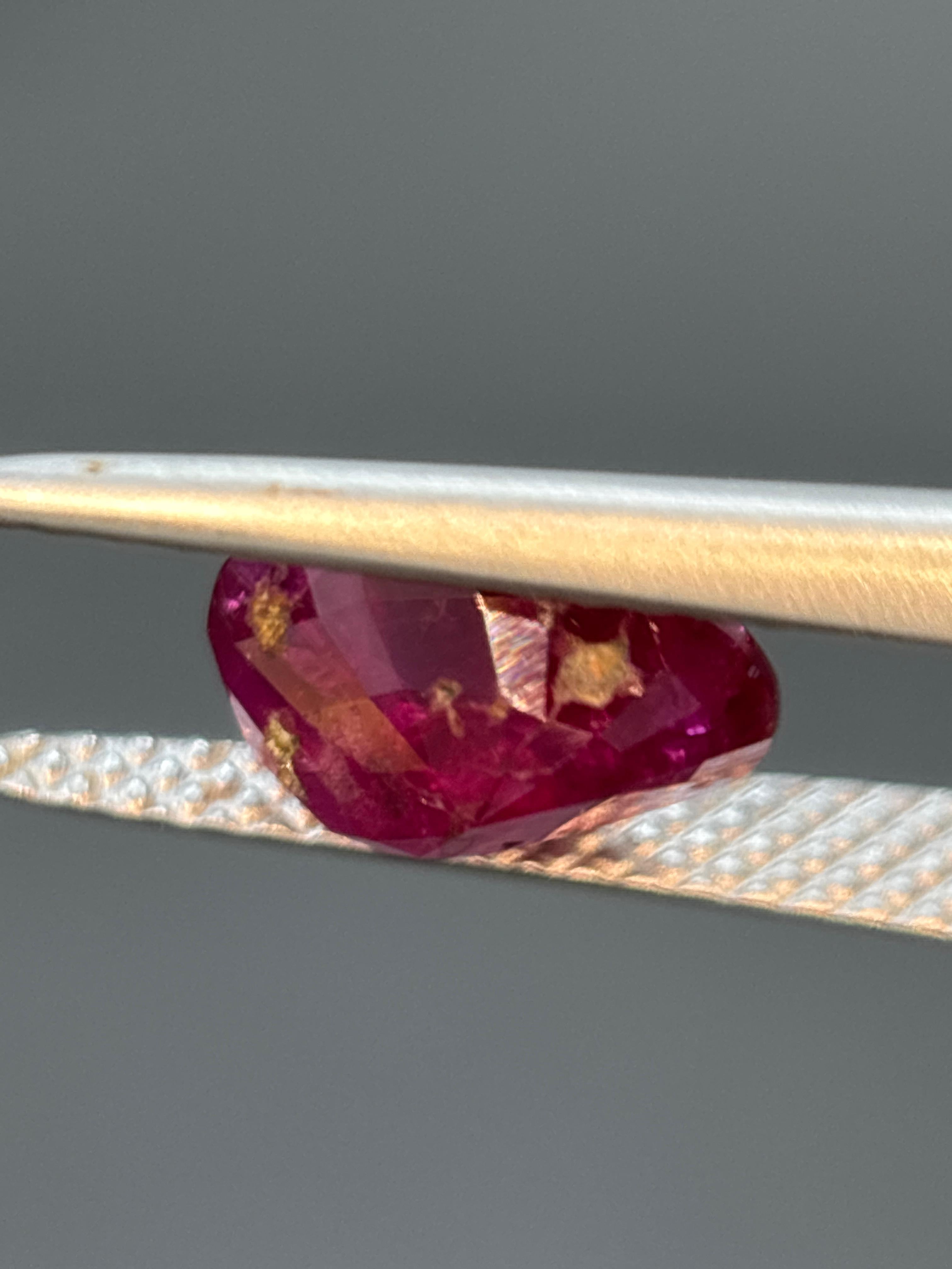 Ce magnifique rubis rouge vif Burma no-heat de 1,99 carat est une pierre précieuse et rare, qui se distingue par sa couleur et sa provenance exceptionnelles. Provenant directement des mines renommées de Birmanie (Myanmar), ce rubis illustre la