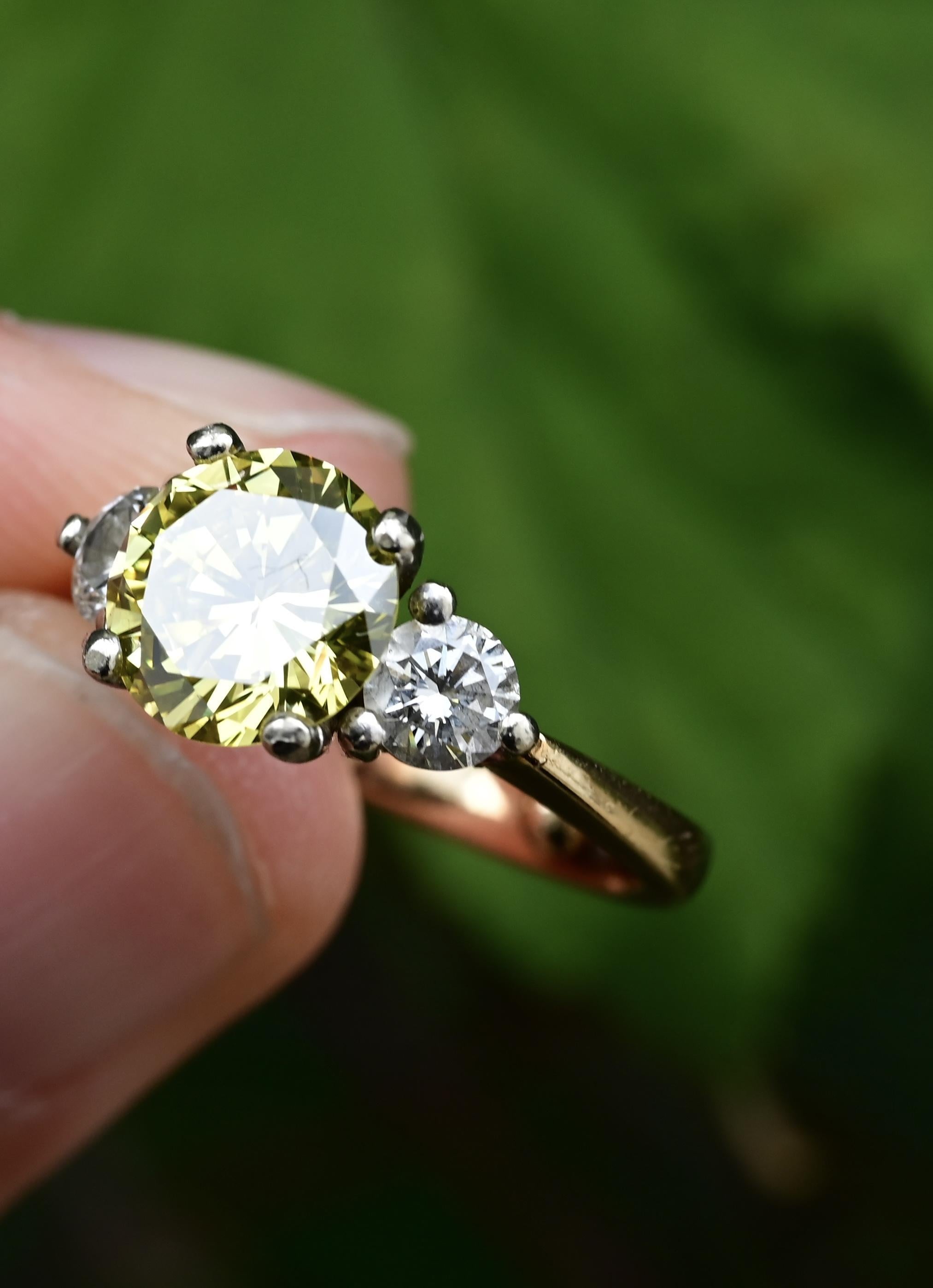 Anello con diamante giallo intenso VS1 da 1,99 ct certificato GIA, diamanti laterali da 0,50 ct in vendita 5
