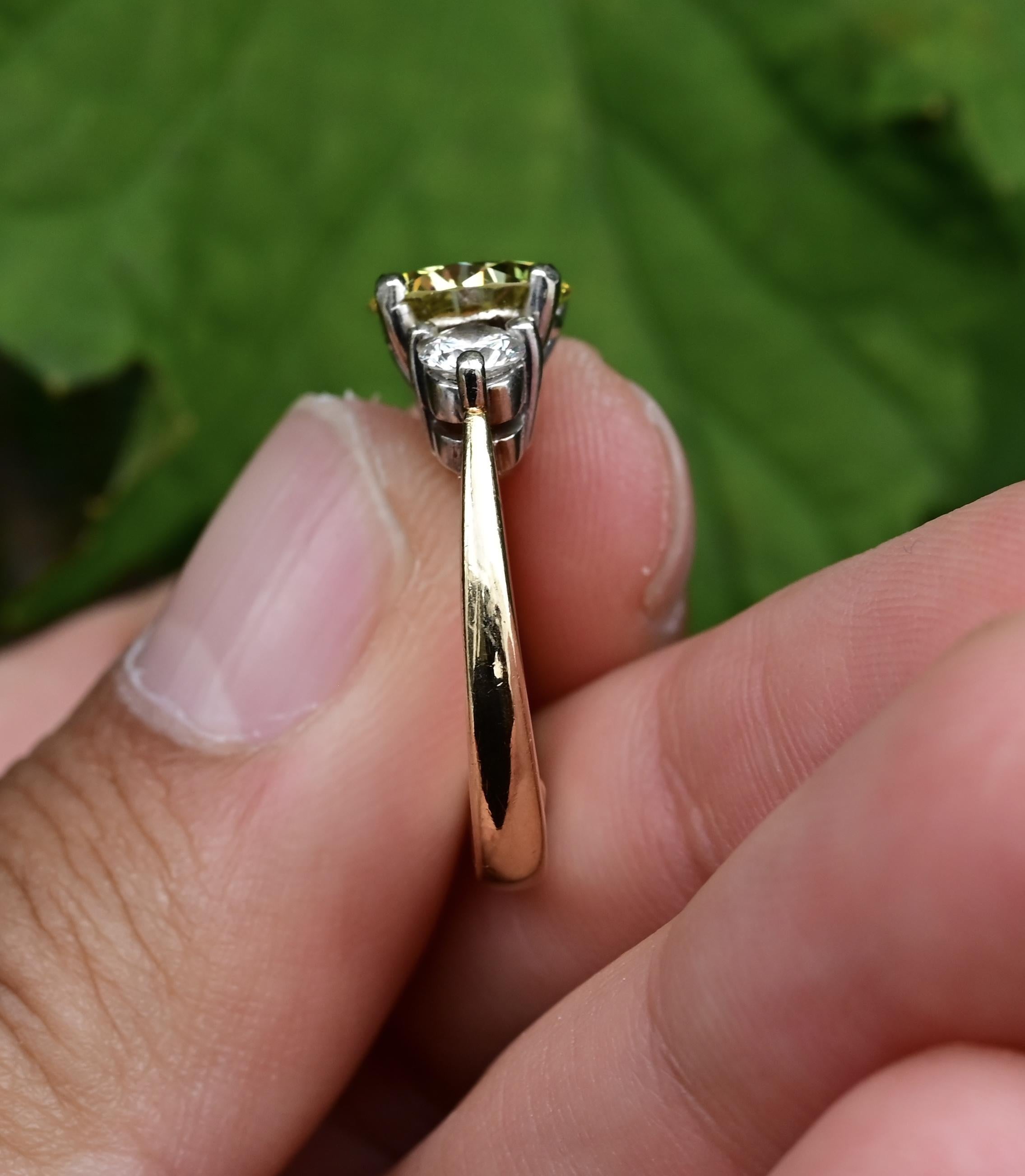 Anello con diamante giallo intenso VS1 da 1,99 ct certificato GIA, diamanti laterali da 0,50 ct in vendita 6