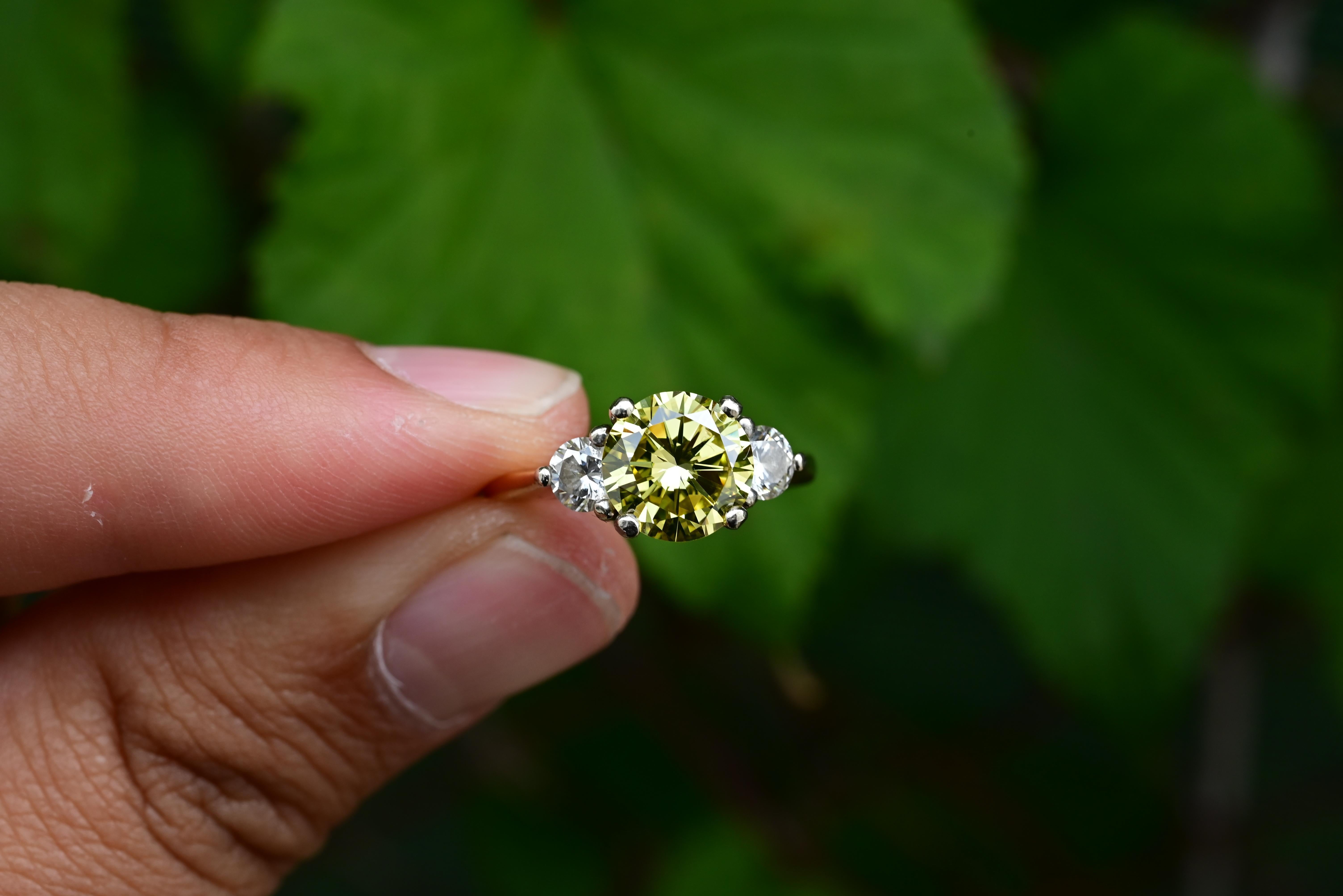 Anello con diamante giallo intenso VS1 da 1,99 ct certificato GIA, diamanti laterali da 0,50 ct in vendita 7