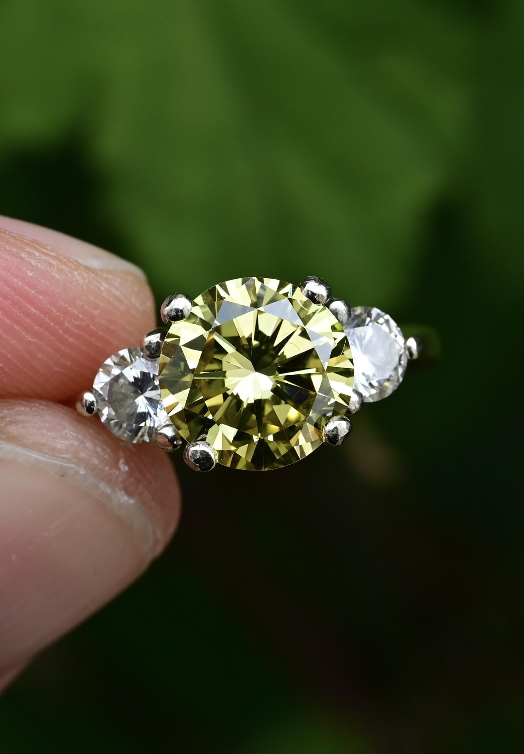 Anello con diamante giallo intenso VS1 da 1,99 ct certificato GIA, diamanti laterali da 0,50 ct in vendita 8