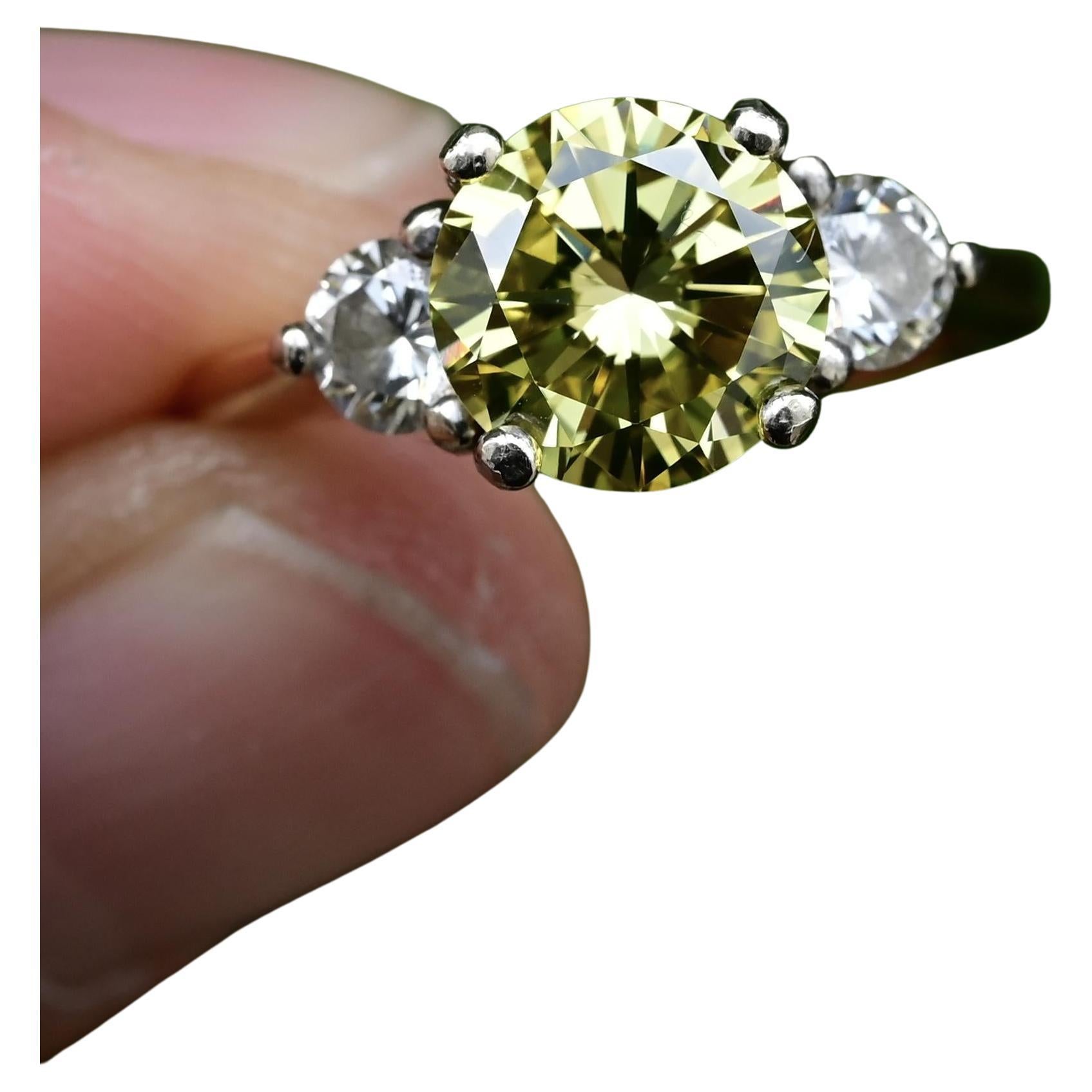 Anello con diamante giallo intenso VS1 da 1,99 carati certificato GIA, diamanti laterali da 0,50 carati, oro 14 carati

Descrizione:
Questo squisito anello con diamante certificato GIA presenta al centro uno splendido diamante giallo intenso da 1,99
