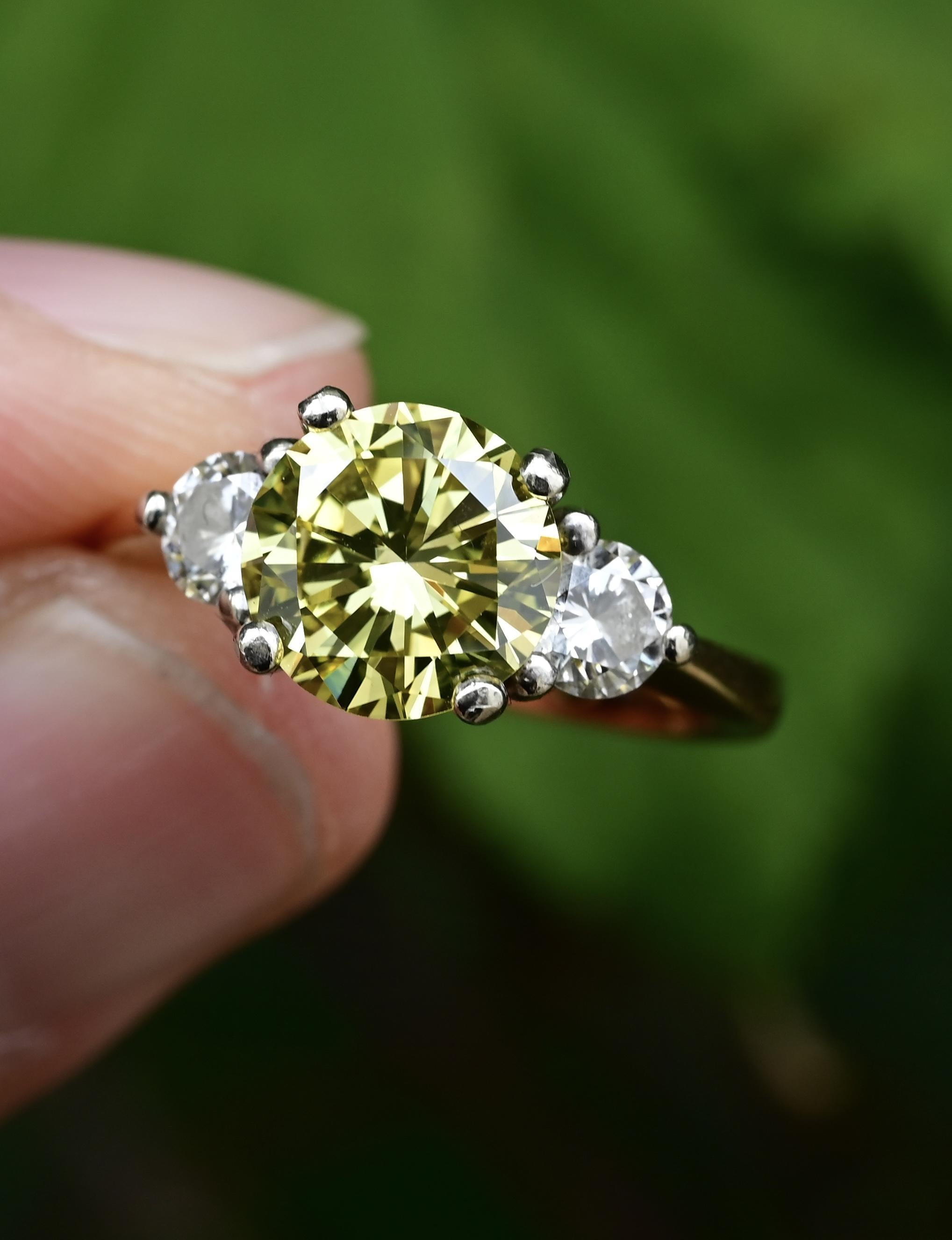 Taglio rotondo Anello con diamante giallo intenso VS1 da 1,99 ct certificato GIA, diamanti laterali da 0,50 ct in vendita