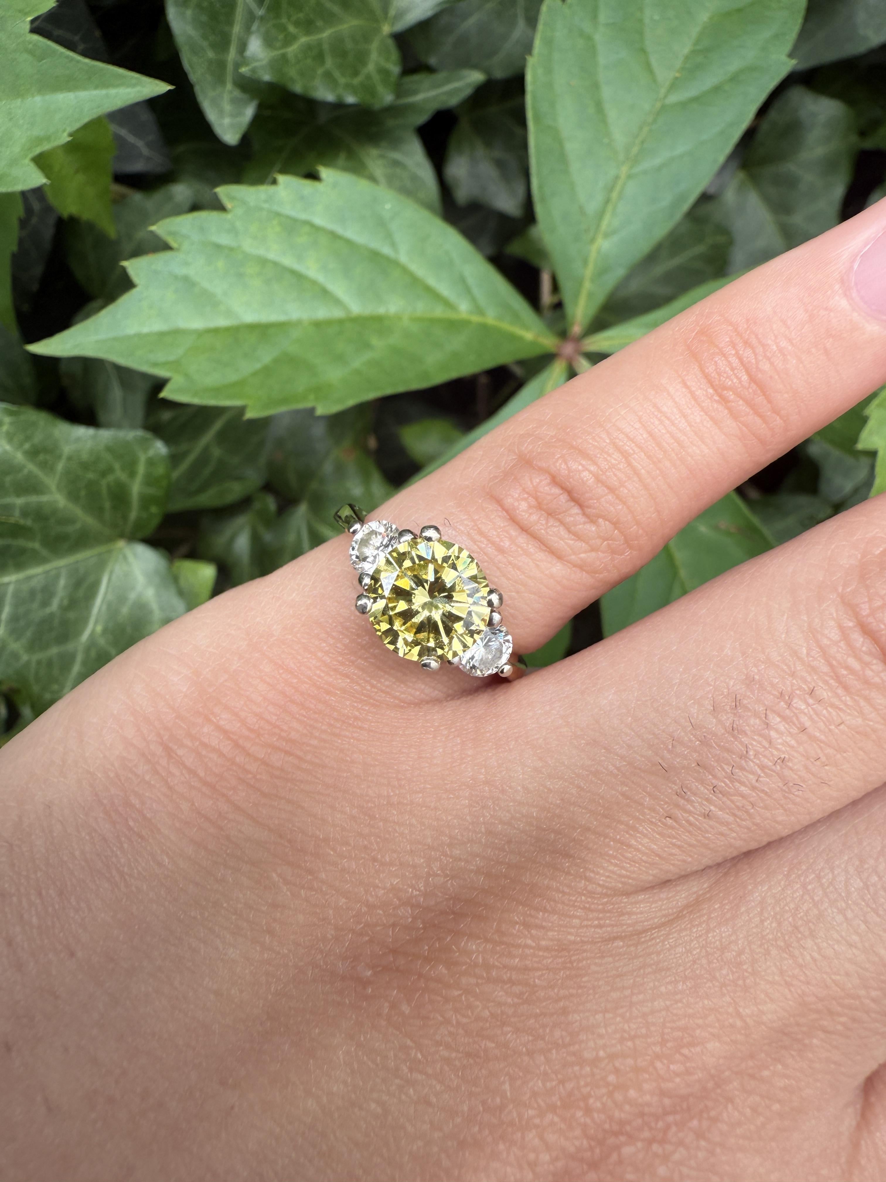 da uomo o donna Anello con diamante giallo intenso VS1 da 1,99 ct certificato GIA, diamanti laterali da 0,50 ct in vendita