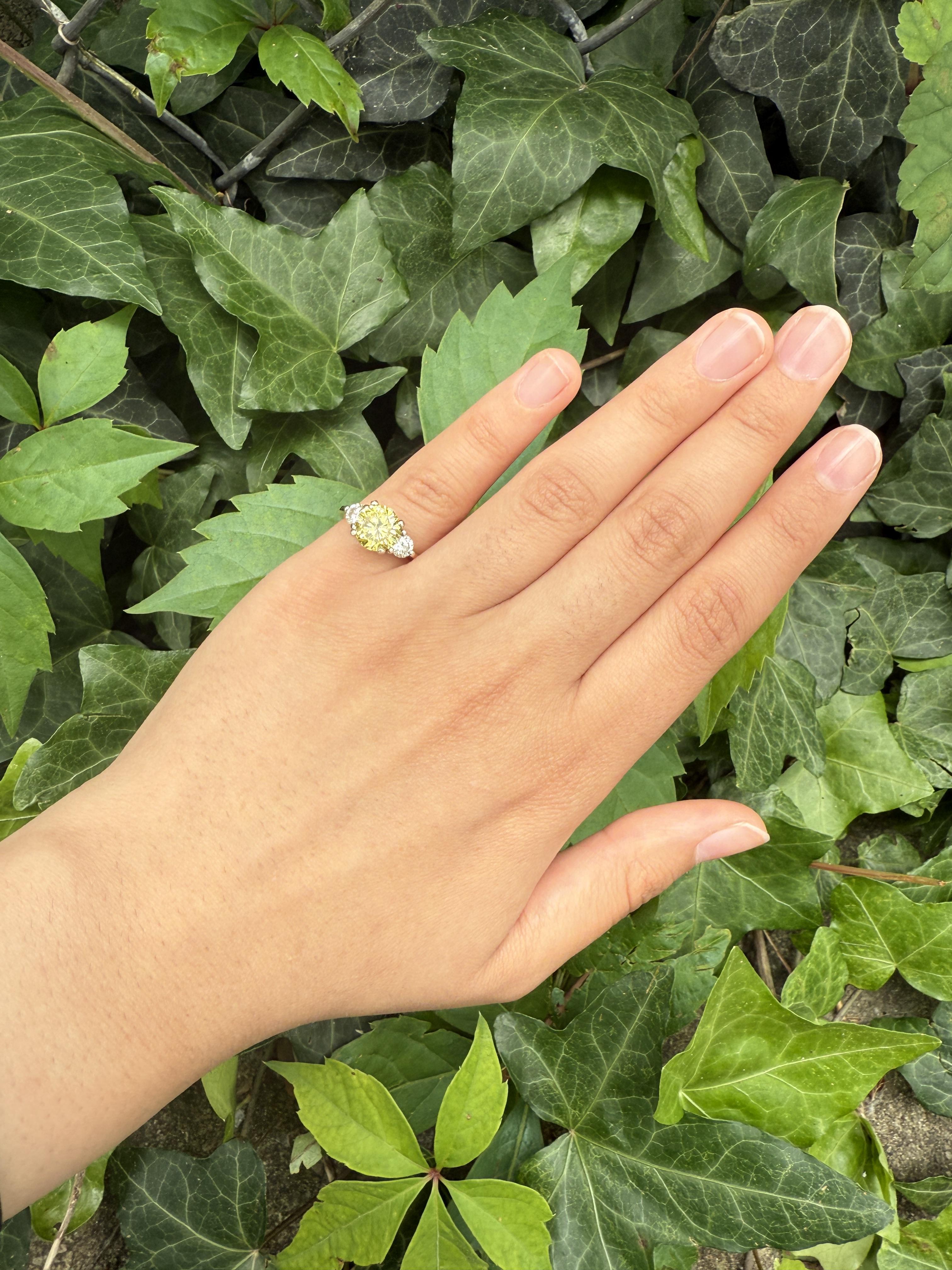 Anello con diamante giallo intenso VS1 da 1,99 ct certificato GIA, diamanti laterali da 0,50 ct in vendita 1
