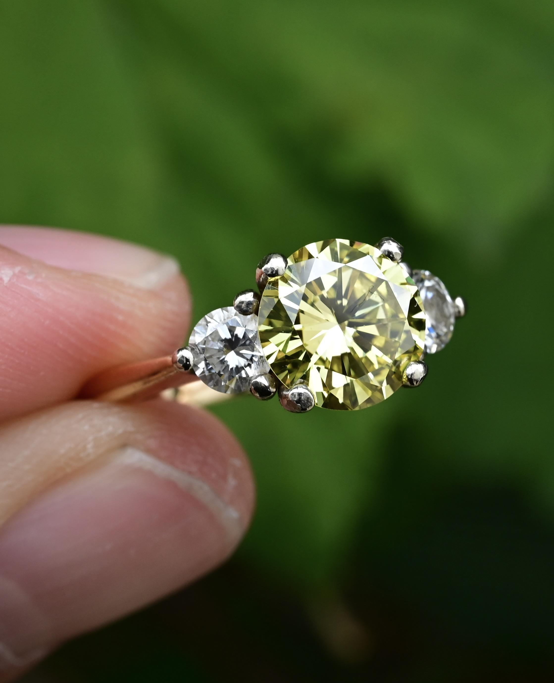 Anello con diamante giallo intenso VS1 da 1,99 ct certificato GIA, diamanti laterali da 0,50 ct in vendita 3