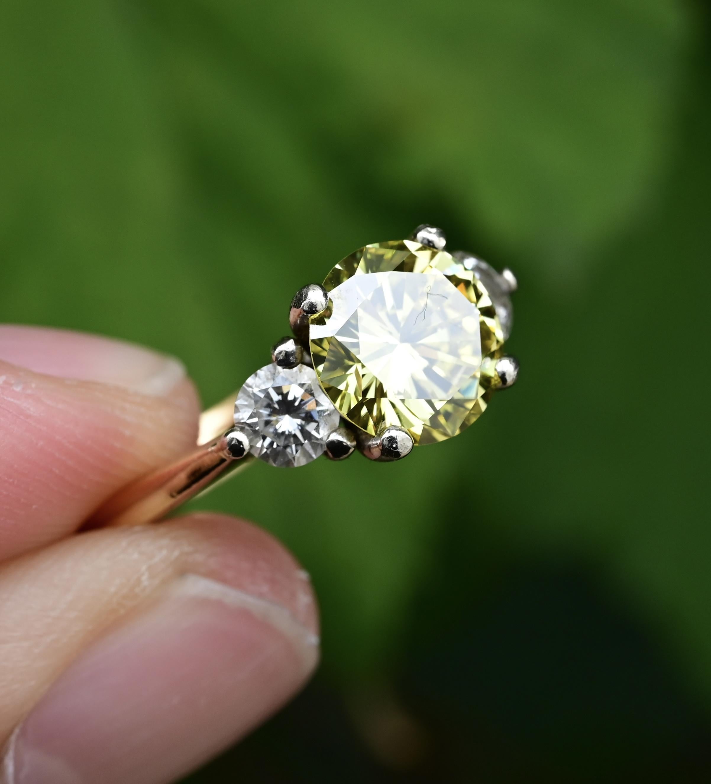 Anello con diamante giallo intenso VS1 da 1,99 ct certificato GIA, diamanti laterali da 0,50 ct in vendita 4