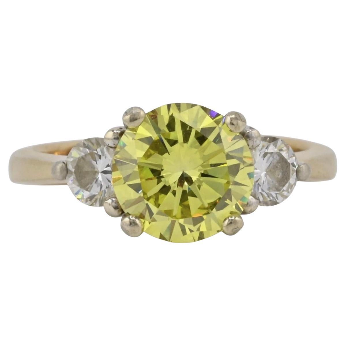 Anello con diamante giallo intenso VS1 da 1,99 ct certificato GIA, diamanti laterali da 0,50 ct in vendita