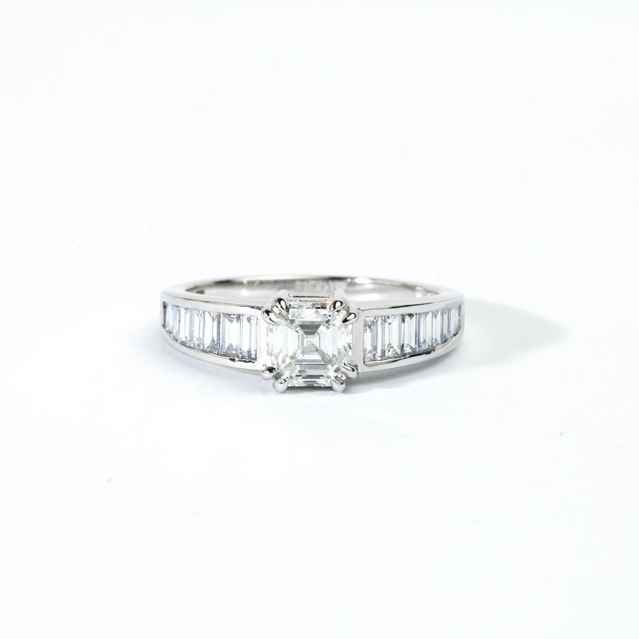 GIA Report Certified Asscher Cut E VVS, 1 carat Diamond Ring 18k White Gold en vente 1