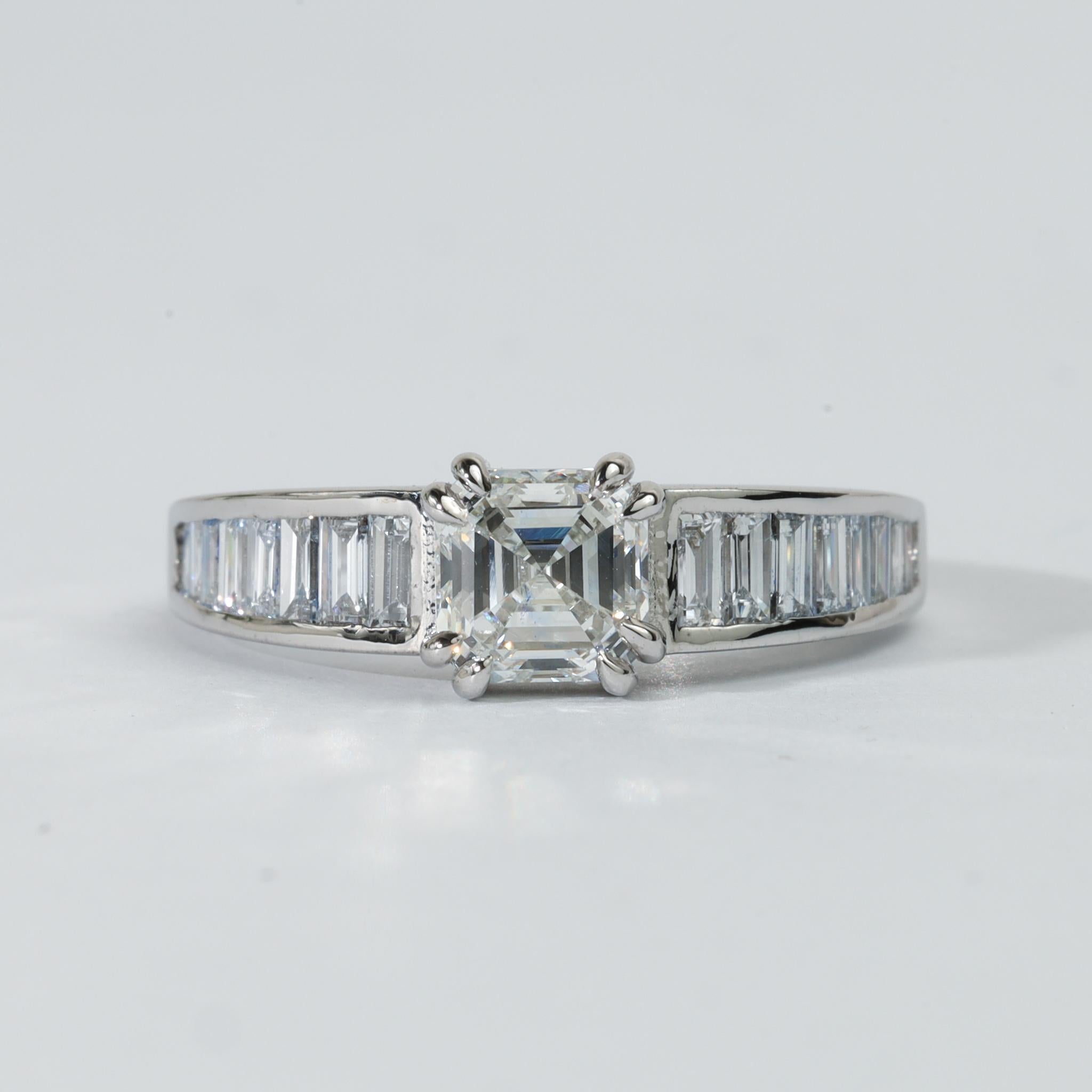 GIA Report Certified Asscher Cut E VVS, 1 carat Diamond Ring 18k White Gold en vente 2