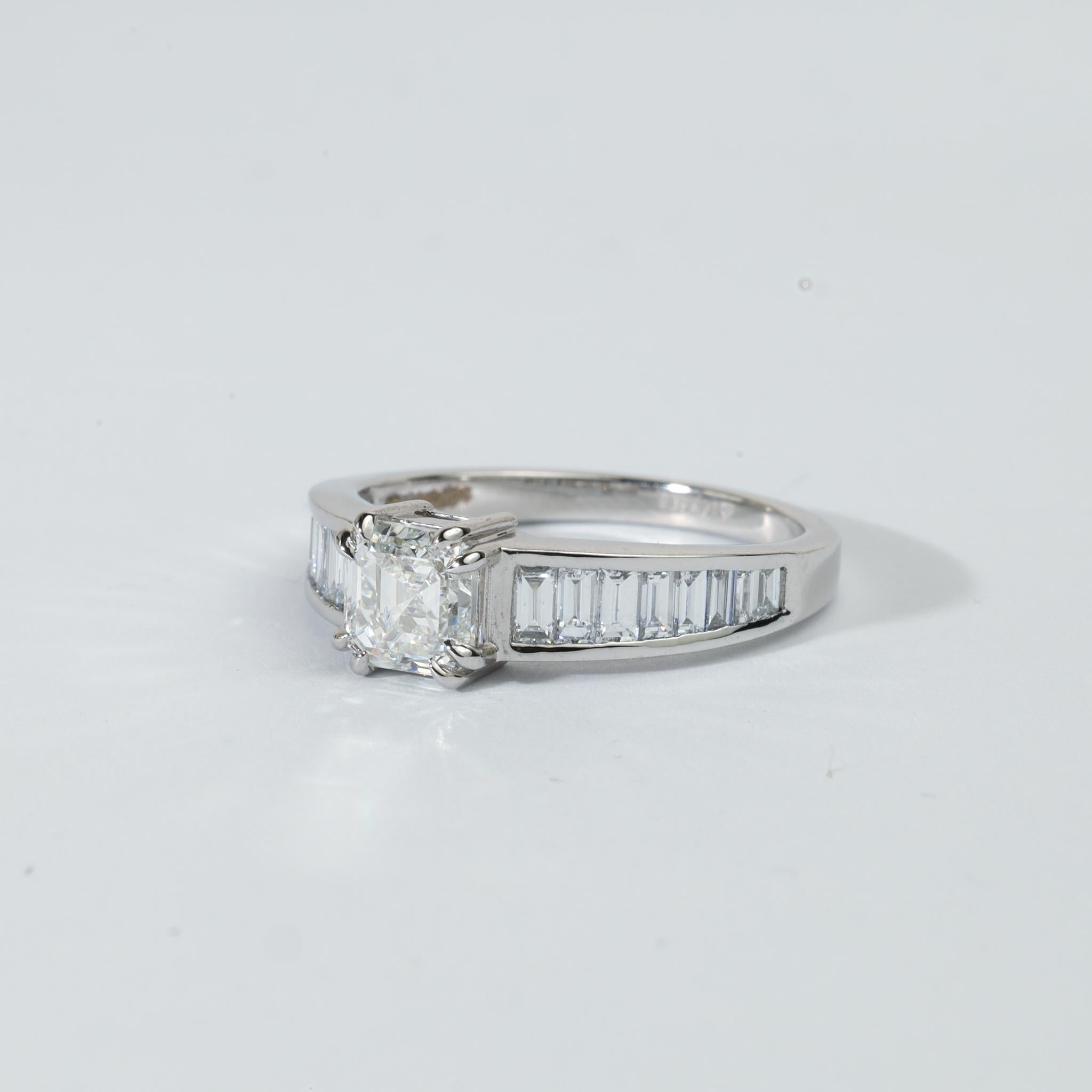 GIA Report Certified Asscher Cut E VVS, 1 carat Diamond Ring 18k White Gold en vente 3